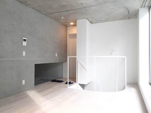 グッドルームさんのインスタグラム写真 - (グッドルームInstagram)「東京 #奥沢 2LDK 54.87㎡⁠ ・⠀⁣⁣⁣⁣⁣⁣⁣⁣⁣⠀⁣⠀﻿⁠ ▼幻想的な地下階段⁠ ⁠ 1階と地下にお部屋のあるメゾメットタイプのお部屋。⁠ 「地下部屋」なんて、なんだかドキドキしませんか？⁠ ⁠・⁠ 家具はお部屋に合わせてシックに揃えたい。⁠ 奮発して大きなソファー買っちゃう？？⁠ ・⁠ 設備の方もとっても充実。⁠ キッチンは3口ガスコンロにグリルつき。⁠ お風呂は追焚き機能、乾燥暖房機まで。⁠ さらに、屋根付きの駐輪場やオートロック、宅配ボックスも。⁠ ここまで充実しているともう言うことなしですね。⁠ ・⁠ こちらの物件は実際に住めるお部屋です。詳細はストーリー、ハイライトにて！⁠ ⁠ ・⁠ こだわりのお部屋探しは、@goodroom_jp から URLをチェック！⁣⁣⁣⁣⁣⁣⁣⁣⁣⠀⁣⠀﻿⁠ ・⠀﻿⁠ ⁣⁣⁣⁣⁣⁣⁣⁣⁣#goodroom#interiordesign#decoration#myhome⠀ #homedesign#interiordecor #urbanlife #apartment #tokyo #東京 #生活 #デザイナーズ #リノベーション #シンプルな暮らし#シンプルライフ #日々の暮らし#引っ越し#暮らしを整える #開放感 #一人暮らし#二人暮らし#リビング #窓 #賃貸⁠ #地下 #階段 #ホワイト #モノトーン」7月20日 19時44分 - goodroom_jp