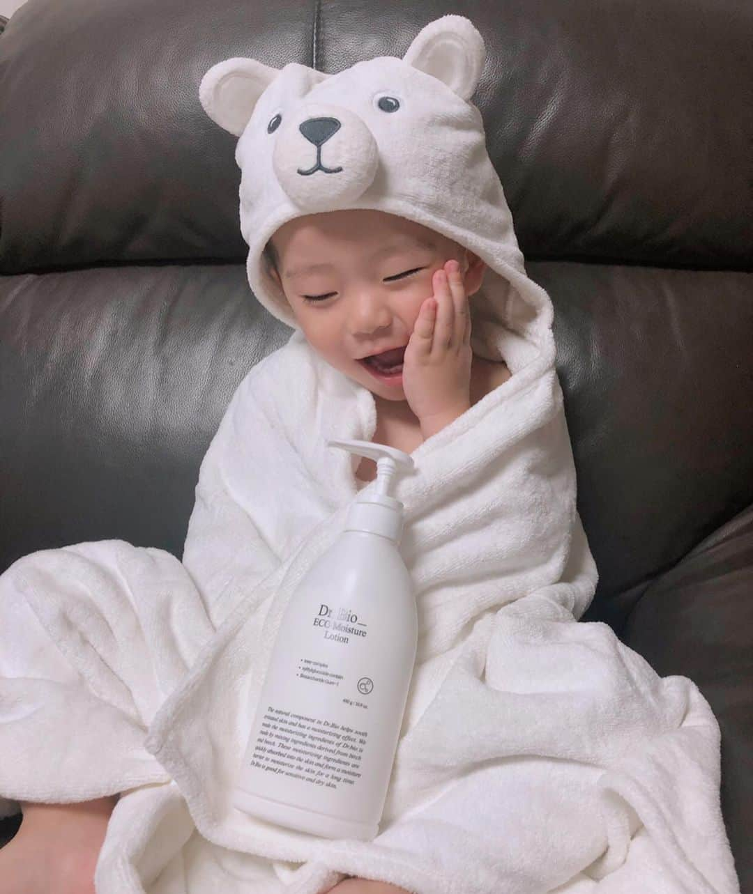 ウンチェさんのインスタグラム写真 - (ウンチェInstagram)「👶🏻 촉촉해요💦 ( 포즈 어쩔......😆 ) . . 바이오성분이 들어가 유분보습이 아닌 수분보습이라  시즌에 제격 👌🏻용량도 대용량이라 👌🏻 . . #22개월아기#아기스타그램 #인스타베이비#아들스타그램 #육아스타그램#토요일#주말」7月20日 19時52分 - __leehye