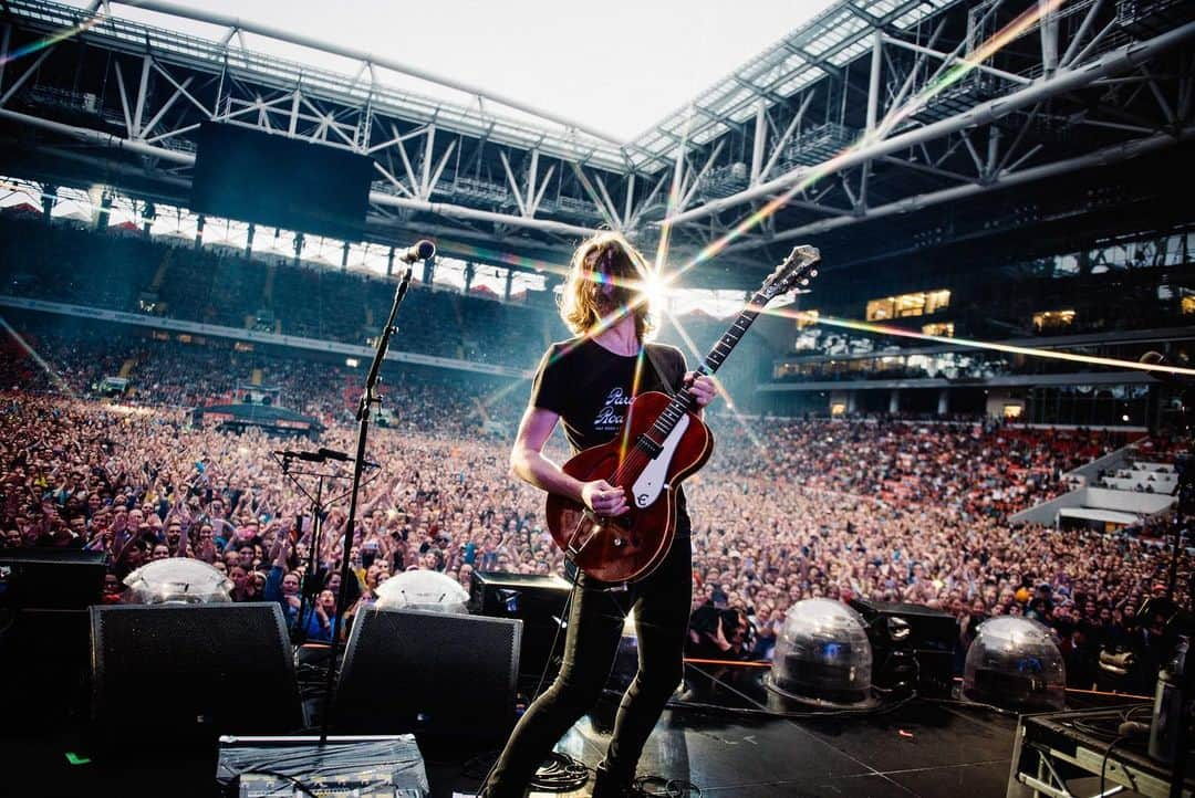 ジェームズ・ベイさんのインスタグラム写真 - (ジェームズ・ベイInstagram)「Moscow that was INSANE! Thank you so much! ☔️💦⚡️☔️💦⚡️☔️💦⚡️ #dividetour 📷 @ohalfin」7月20日 19時52分 - jamesbaymusic