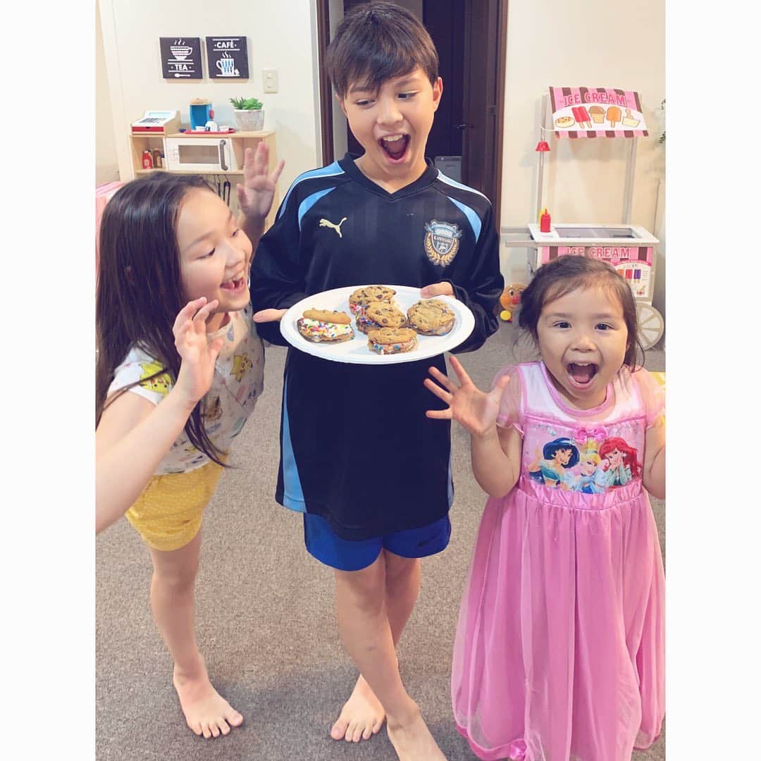 バイリンガル3兄妹のインスタグラム：「横向き親知らず 抜歯後3日目 多分今が1番腫れてるかな？ もうシュレックみたいな顔してます、私😂 ・ 痛いけど鎮痛剤マックス量飲んで、何とか普通に暮らしてます！(眠いけど) ・ 今日は習い事以外、どこにも連れて行ってあげられずおうちに閉じ込めてしまったキッズだったけど ・ 何とか3人仲良く助け合って、私も2時間くらい昼寝させてもらいました😂 ・ そんなキッズにご褒美か？！ お隣さんが突然 手作りクッキーで作ったアイスサンドを持ってきてくれました♡ ・ ちょうど夜ご飯食べ終わったタイミングでキッズのテンション爆上がり。😂 ・ でもって！！ 先日長崎に遊びにいった時にレモンステーキが美味しかった話をしましたが… ・ 何と昨日コストコに行ったお友達が「コストコにレモンステーキが売っているわよ！！」と連絡をくれて ・ 試しに買ってきてもらいました♡ ・ お肉の質はまぁ置いておいて… タレ！おいしかったー！ ・ 本場長崎で食べたものの方が 少しレモンは抑えめで、甘みが強かったかな？ ・ でも私レモン大好きなので強めのレモン味でもさっぱり大満足♡ とても美味しくいただきました♡ ・ しかし歯が痛いので、そぼろレベルにハサミで細かく切って抜歯してない方の歯で食べたんだけど ・ みんなウィダーとか豆腐とかスープとか食べてるであろう抜歯3日後に ・ こうまでして必死にレモンステーキを食べてる自分、笑えましたw ・ ・ #明日は少し腫れが引いてますように #アイスクリームサンド  #佐世保 #レモンステーキ #コストコ #バイリンガル3兄妹  #親知らず #抜歯」