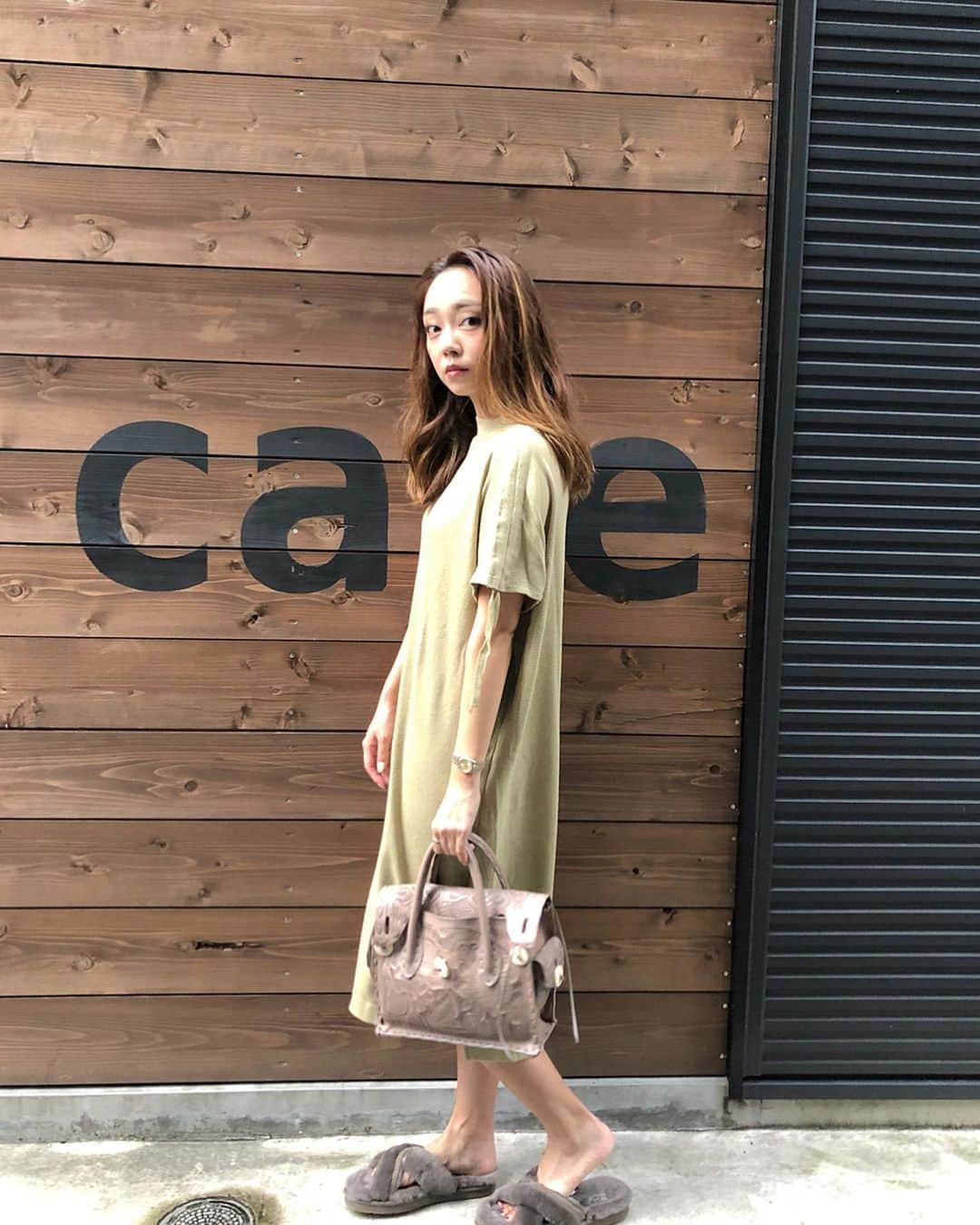 石田美奈子さんのインスタグラム写真 - (石田美奈子Instagram)「𝕆𝕦𝕥𝕗𝕚𝕥 . ジメジメが続きますね〜。 すっきり晴れる日が待ち遠しい💭 . お気に入りの @oblekt.jp の#ワンピース ☺︎ 袖のアシンメトリーが可愛い！♡ ゆったりシルエットで生地も柔らかくて、楽に着られるのにおしゃれ。 #展示会 で一目惚れしたワンピです(⑅ˊᵕˋ⑅) 今シーズン大活躍の1枚☺︎✨ . onepiece… #oblekt bag…#gracecontinental sandals…#ugg . 👗→ #minako_fashion . #ootd #コーディネート #夏コーデ」7月20日 19時53分 - mminakooo