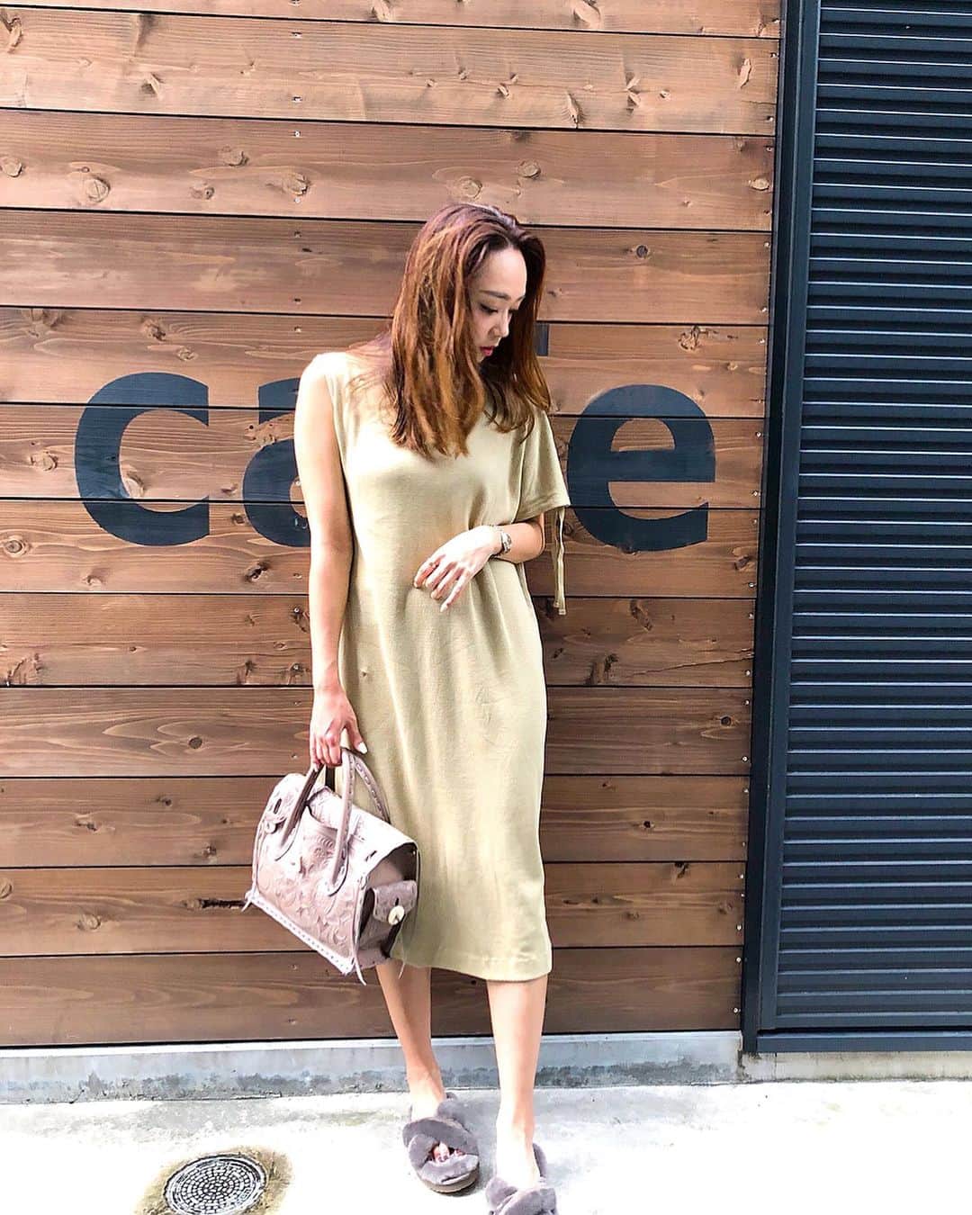 石田美奈子のインスタグラム：「𝕆𝕦𝕥𝕗𝕚𝕥 . ジメジメが続きますね〜。 すっきり晴れる日が待ち遠しい💭 . お気に入りの @oblekt.jp の#ワンピース ☺︎ 袖のアシンメトリーが可愛い！♡ ゆったりシルエットで生地も柔らかくて、楽に着られるのにおしゃれ。 #展示会 で一目惚れしたワンピです(⑅ˊᵕˋ⑅) 今シーズン大活躍の1枚☺︎✨ . onepiece… #oblekt bag…#gracecontinental sandals…#ugg . 👗→ #minako_fashion . #ootd #コーディネート #夏コーデ」