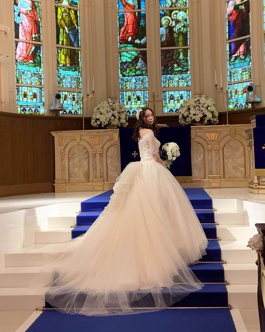 本田しおりのインスタグラム：「とてもアクティブで元気な妊婦やと思うけど、もうどんな体勢でも辛い♡  #お産怖いし怖くないし怖い #前撮り」