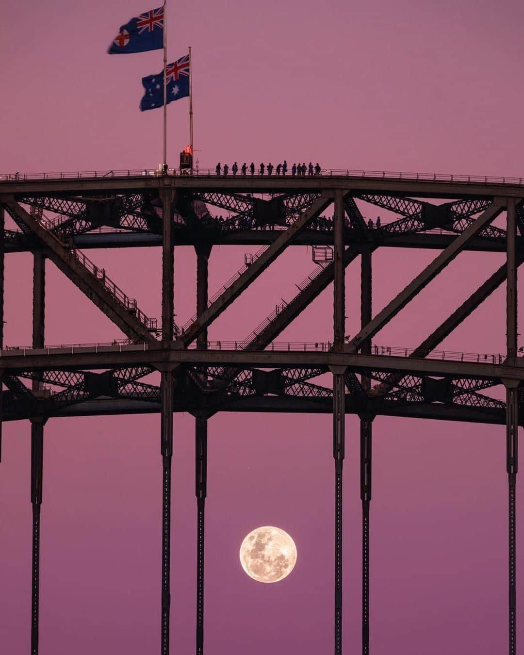 Australiaさんのインスタグラム写真 - (AustraliaInstagram)「Full moon party front row seats, @sydney style. 🌝 @elisaeves captured this magical moment as these bridge climbers enjoyed the prime view to a mesmerising moonrise on a @bridgeclimb. The ‘twilight climb’ experience takes you to the top of #SydneyHarbourBridge at dusk, so you get the best of both worlds as you soak up the #sunset while the moon takes its night-shift. Bonus: Weekend ‘twilight climbs’ this July and August also come with a ‘sunset session’ live music performance at the top of the bridge, making it extra memorable - that really is music to our ears. 🎶  #seeaustralia #newsouthwales #ilovesydney #bridgeclimb #travel  #fullmoon」7月20日 20時00分 - australia