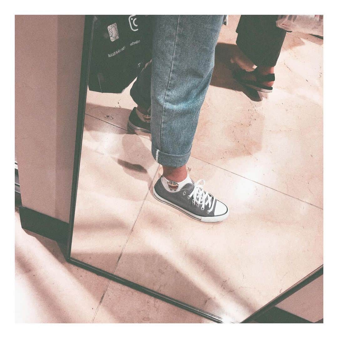 のインスタグラム：「今日はしんちゃんと一緒にお出かけ #靴下#クレヨンしんちゃん#靴に乗ってる#かわいすぎ#CONVERSE」