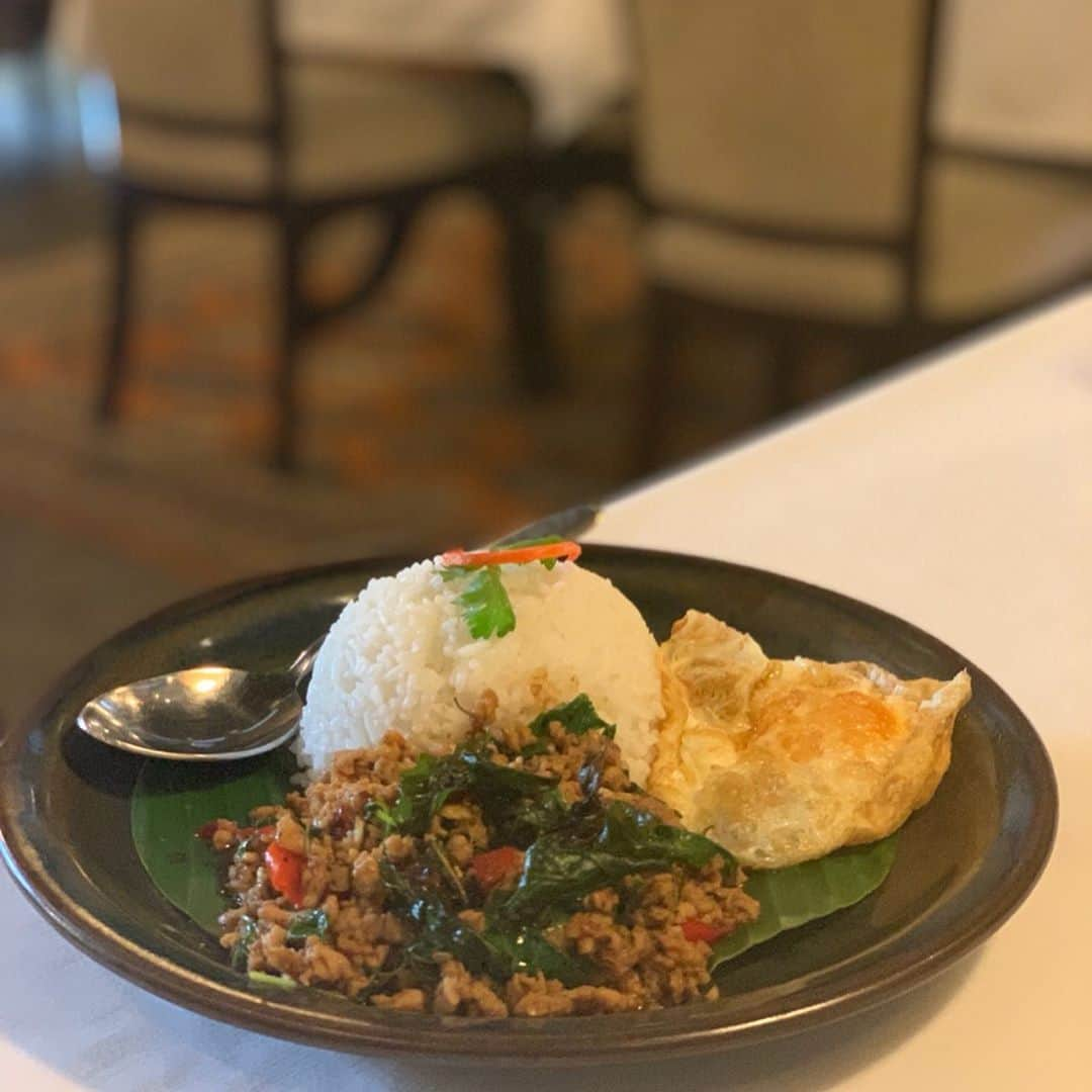 市原彩花さんのインスタグラム写真 - (市原彩花Instagram)「ジムトンプソンのタイ料理屋さん✨ 料理は丁寧ですごく美味しいし、タイシルクで有名なメーカーだから店舗も素敵☺️ また来たい💕 #jimthompson#jimthompsonrestaurant#ジムトンプソン#ジムトンプソンレストラン#singapore#シンガポール#singaporerestaurant#シンガポールレストラン#tabijyomap_singapore . . 隣の#チョンバルベーカリー もかなり有名らしく、友達は毎週クロワッサン買いに来てるらしい😳 今度絶対かおー🥐💕 #tiongbahrubakery」7月20日 20時05分 - ayaka_ichihara