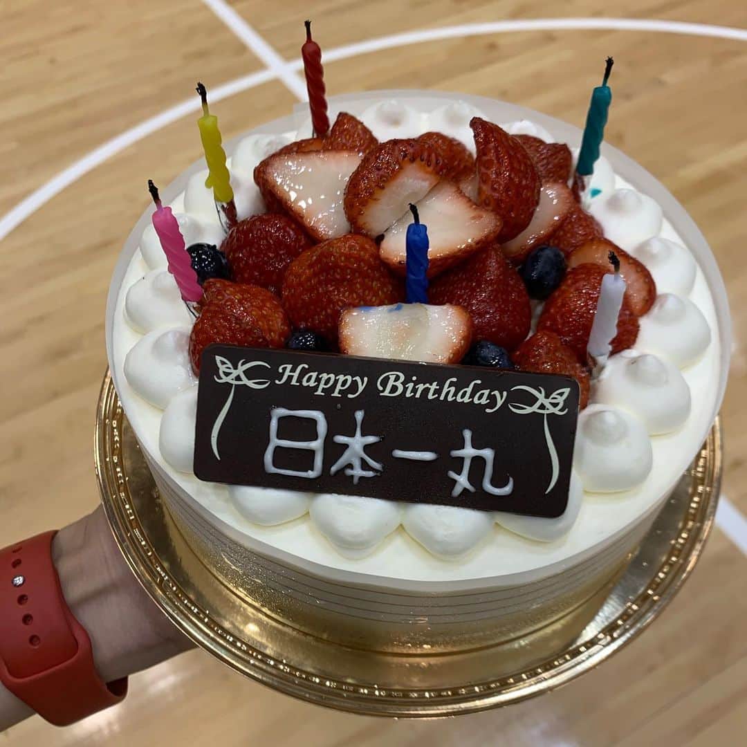 篠山竜青のインスタグラム：「. #誕生日 #31歳 #赤い時計 #僕の手じゃありません #頑張る #お祝い #ありがとうございます」