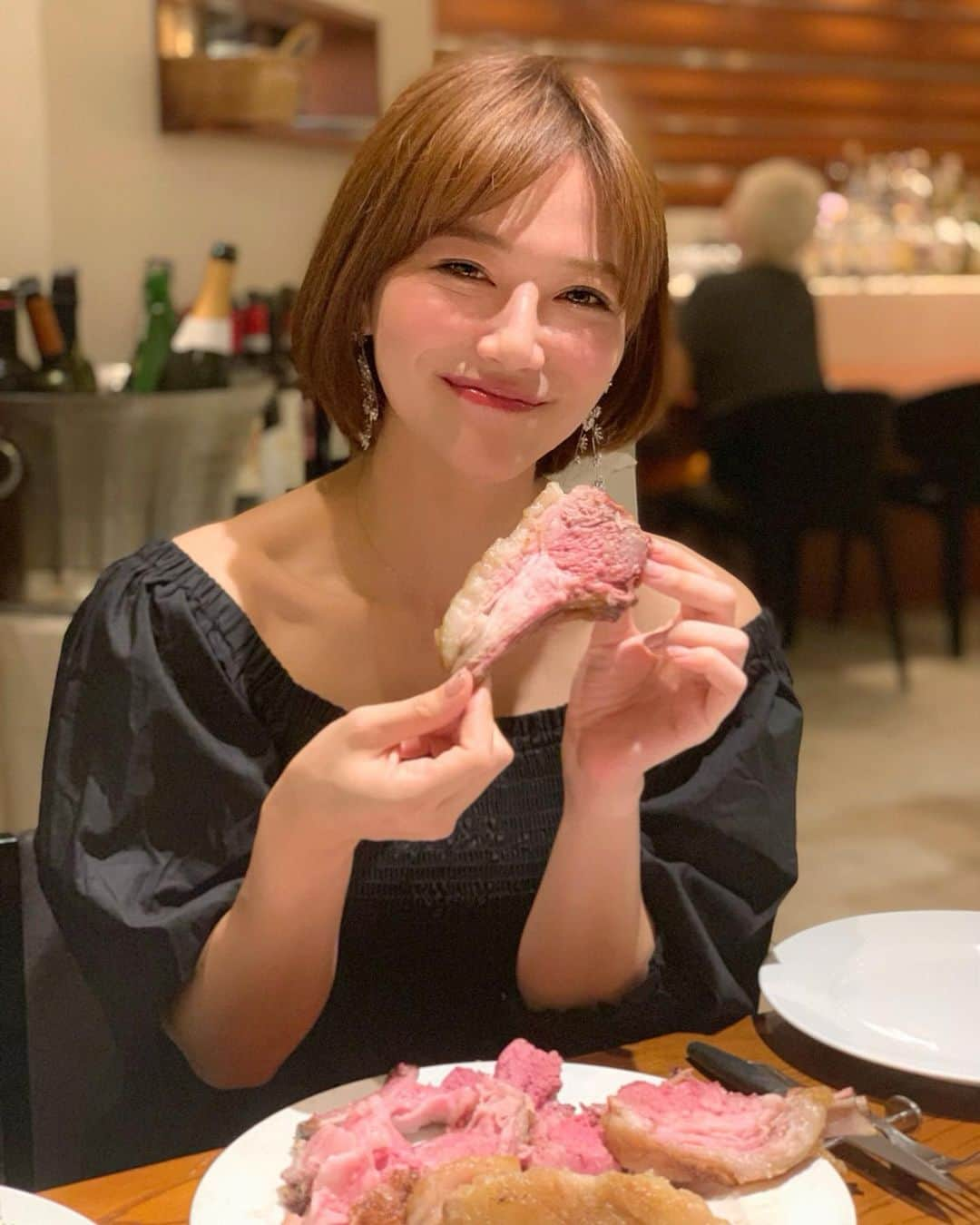 石井里奈さんのインスタグラム写真 - (石井里奈Instagram)「こんばんは☺️❤️ . 今夜は里奈ログ😋😋 . 先日仲良しメンバーで渋谷にある炉窯ステーキ煉瓦でお肉を食べる女子会を🥰 . 圧巻のラムの塊肉を自ら切り分ける体験ができる素敵なお店😝😝🍗 . みんなに応援してもらいながら、ラムの塊肉の切り分け頑張りました✌️❤️ . この日は暑かったのでスパークリングワインで乾杯🥂🍾みんなで取り分けて頂く食事、すっごく楽しかった〜😍 . ラム肉ヘルシーだけどとってもジューシーでおいしかったし、フォアグラと目玉焼きをチーズリゾットの上に載せていただくスタイルも最高でした😍🌼✨ . 美味しいもの食べて飲んで、よく笑って楽しい夜ごはんになりました😝❤️ . 思い出し笑いしちゃうくらい☕️笑 . 今日もお疲れ様でした❤️ . @rogamarenga  #炉窯ステーキ煉瓦 #渋谷イタリアン #渋谷グルメ #渋谷ディナー #pr #ラムチョップ #ラム肉 #羊肉 #ステーキ #steak #女子会 #肉好き #肉食女子 #焼肉 #yakiniku #表参道 #女子会 #girls #dinner #夜ご飯 #ヘルシー #フォアグラ #イタリアン #italian #シャンパン #スパークリングワイン #りなまるグルメ #グルメ」7月20日 20時20分 - ri7tin1025