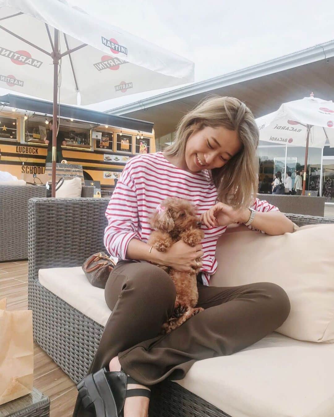 のインスタグラム：「弾丸家族旅行🐶 曇り空でもとにかく気持ちよかった軽井沢🍃 特になにをしたわけでもないけど 美味しいごはん食べて、お部屋でワイン空けて、さくら🐶と過ごして本当に幸せなエネルギーチャージ♡ . 私は1日はやく出て名古屋へ〜〜 21時からZIP-FM聴いてくださいね〜🙆‍♀️️❤ .  #軽井沢 #家族旅行 #わんこのいる生活 #名古屋 #zipfm #ミスカル #週末旅行」