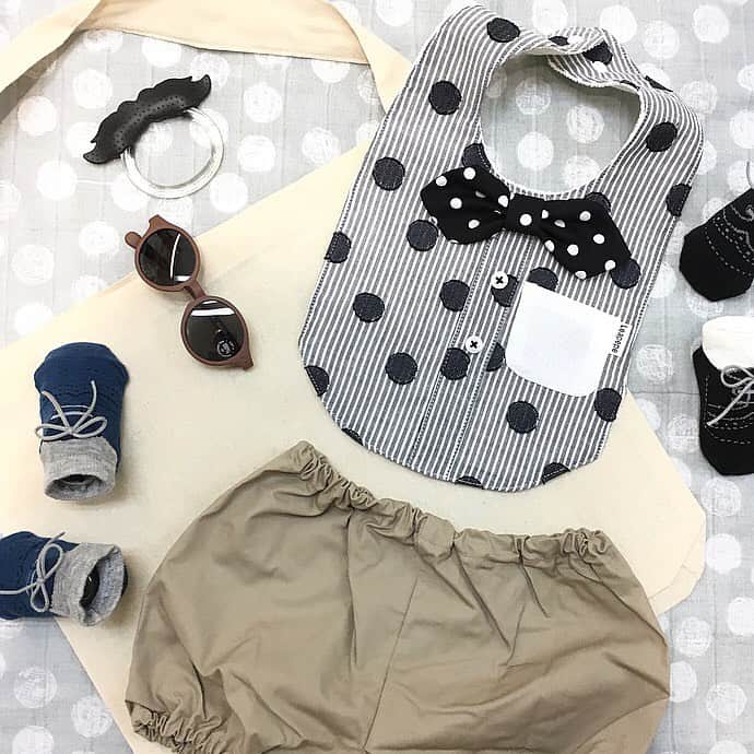 blossom39_officialのインスタグラム：「. まるでお洋服を着ているような《Leapepe》のエプロン&ブルマセット . こちらのデザインはちょっぴりシックで大人なコーディネートが楽しめます♪ 結婚式や誕生日パーティーなどにもおすすめ♡ . #blossom39 #ブロッサム39 #leapepe #レアペペ #よだれかけ #スタイ #ビブ #ブルマ #およばれコーデ #赤ちゃんのいる生活」