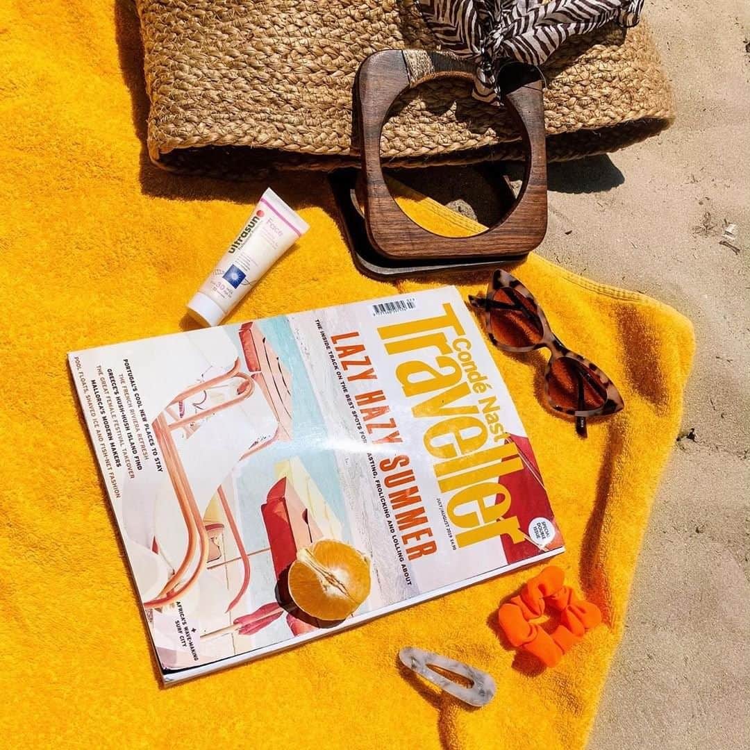 アクセサライズのインスタグラム：「Sunny getaways are best taken in through the Charlotte cat eye. With a narrow shape, sleek metal arms and sharp points, this pair guarantees a standout look. 🔍 Sunglasses - 6930780100 🔍 Bag - 7906330300 📷 @loveisinthehairx_ Tap the link in the bio to shop now.  #Accessorize #Accessorizer」