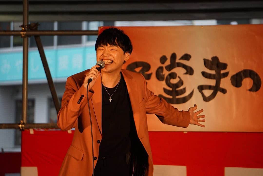 藤井達也のインスタグラム：「経堂祭りにてライブさせてもらいました😄  すげー楽しかったーw  みんな温かいし、街も祭りも最高でございました😄  来てくれた方も見てくれた方もありがとうございます‼️ RWEMYも共演できて嬉しかったですლ(=ↀωↀ=)ლ  インスタ #Instagram #instagood #アーティスト #artist #live #歌 #song #渋谷 #shibuya #ファッション #fashion #노래 #미소 #가수 #singer #話題  #イベント #event #笑顔 #smile #followme #経堂 #祭り #祭」