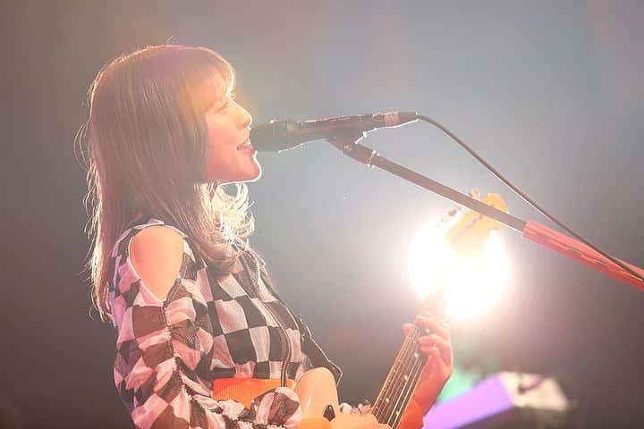 のインスタグラム：「#マイナビ未確認フェスティバル2019 LIVEステージ東京大会初日🎸﻿ゲストLIVEアクトは… #SILENT SIREN 先生😍﻿ ﻿ オープニングSEが流れると会場からは割れんばかりの手拍子👏﻿ サイサイ先生が登場するとさらにボルテージ上昇⤴️﻿ ﻿ そのまま1曲目からライブアンセム曲「フジヤマディスコ」🗻﻿ これはヤバイ！！！😤😤😤﻿ 会場は扇子が踊りまくり、声も上がりまくり、暴れまくりで大爆発💥﻿ ﻿ 結成10年目を迎えるサイサイ先生🎸✨﻿ 未確認フェスの前身・閃光ライオットを見て「バンドってかっこいいな〜」と思ったのもバンドを結成した要因になったんだって☺️﻿ ﻿ 続いての「恋のエスパー」では、﻿ みんなでエスパーポーズ🤟でブチ上がり🤟🤟🤟﻿ ﻿ 「ラスト1曲もみんなで踊っていこ〜💕」﻿ ﻿ ラストは「チェリボム」🍒﻿ ﻿ こちらもみんなでチェリボムポーズでブチ上がり🙌🙌🙌﻿ ﻿ キュートな見た目とは裏腹に、最初から最後までブチ上げなライブを届けてくれた💥💥💥﻿ ﻿ ﻿ M1  フジヤマディスコ﻿ M2  八月の夜﻿ M3  恋のエスパー﻿ M4  チェリボム﻿ ﻿ ﻿ #サイサイ #未確認 #マイナビ未確認フェスティバル2019 #ライブステージ #SILENTSIREN #duomusicexchange #夏フェス #音楽 #10代アーティスト#東京 #tokyo #入場無料﻿」