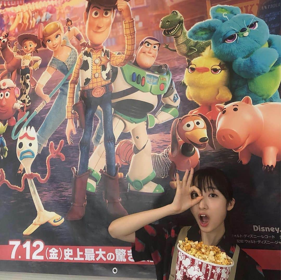 塚本颯来さんのインスタグラム写真 - (塚本颯来Instagram)「_﻿ ﻿ ﻿ ﻿ 大好きなトイストーリー！﻿ ﻿ダッシュでLOOK！ ﻿ ﻿ ﻿ #はちみつロケット#はちロケ#塚本颯来#トイストーリー4﻿ #大きいポスター#難易度高し#画角が難しい！#help‼︎ #ポテトヘッド夫妻が#この画像で#切り離されてしまった悲劇！」7月20日 20時26分 - sora_tsukamoto_official