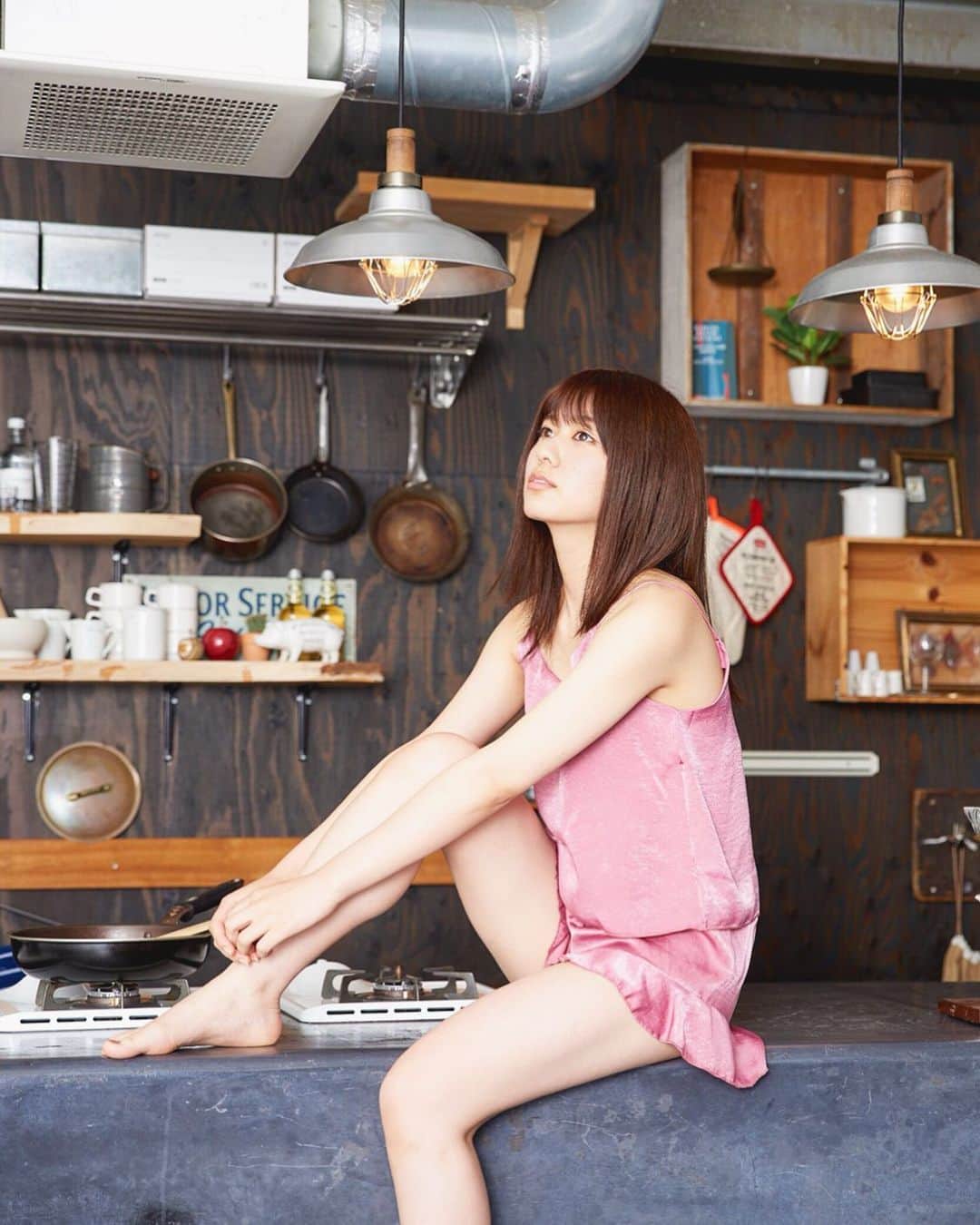 清水麻璃亜のインスタグラム：「突然の久しぶりの私の写真。笑 キッチンでの写真だから一応 #シミズキッチン 🤫 * 料理の投稿頑張ってから、なかなか自分の写真を載せるタイミングを迷ってたので遂に！笑 発売中のプラチナFlashでソログラビアを撮っていただいたので、その中の１枚です〜！ これから、料理だけじゃなくて自分の写真も徐々に載せていきますね🥳もちろん料理も🥳 * #良い子はキッチンに座ってはいけません」