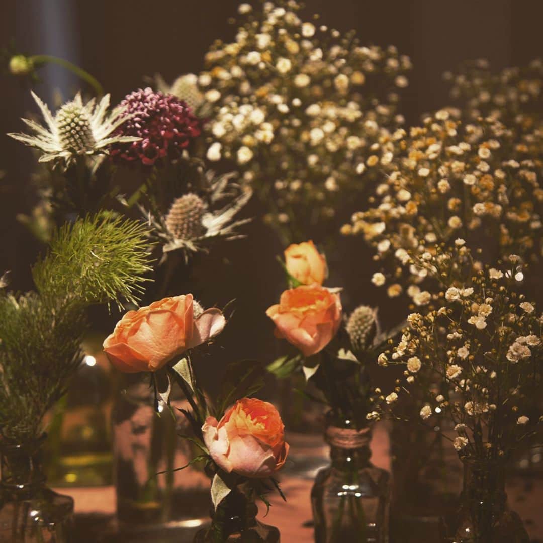 The Sally Garden（ザ サリィガーデン）さんのインスタグラム写真 - (The Sally Garden（ザ サリィガーデン）Instagram)「. . . . . . パーティー会場オープンと共に、ゲストに好きなお花をお持ち頂いてそのままテーブルにコーディネートして頂くエスコートフラワー💐✨ . . . . . . . #フラワーコーディネート #エスコートフラワー . . . . . -----おすすめフェア情報----- 【7月21日(日)★人気No.1フェア】 ガーデン×貸切邸宅×絶品試食×最新トレンド紹介 ------------------------------ 今回はなんと 無料試食に加え、 「何から始めればいいかわからない」 そんな二人に、経験豊富なスタッフが 海外のトレンドやサリィガーデンの結婚式を実例でご紹介します！ . . きっと“ふたりらしさのヒント”が見つかるフェアです♩ . 詳しくはプロフィールのHPから!! ------------------------------ . 公式ホームページは @the_sally_garden のURLから✴︎ ☞http://sally-garden.jp/ ． ・。*・。*・。*・。*・。*・。*・。*・。*・ . @the_sally_garden をフォローして 『#ザサリィガーデン』をつけて お写真を投稿してみてください＊⑅。 こちらの公式IGで写真がリグラムされるかも♩ . ・。*・。*・。*・。*・。*・。*・。*・。*・ #ザサリィガーデン  #gardenwedding #wedding #bridal #花嫁diy  #結婚式diy #⽇本中のプレ花嫁さんと繋がりたい  #花嫁さんと繋がりたい #結婚式準備中 #花嫁準備  #卒花嫁レポ#オリジナルウェディング  #ウエディングアイテム #ゼクシィ #marry花嫁  #ウェディングニュース #ウェディングレポ #ハナレポ #栃⽊ #群⾺ #プレ花嫁 #結婚式 #卒花しました #2019年夏婚 #2019年秋婚 #2019wedding」7月20日 20時32分 - the_sally_garden