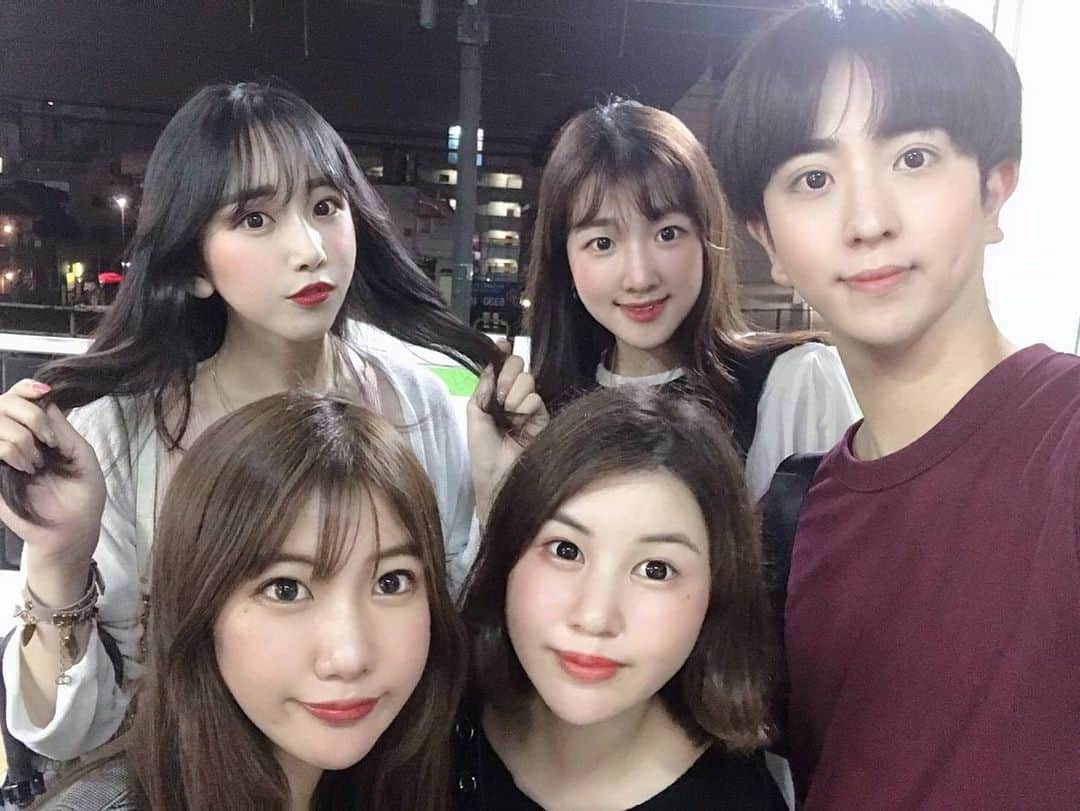 のインスタグラム：「やっぱ日本好き！！楽しい！！新大久保の駅で撮った変な写真だけど載せちゃう！ _ _ _ #일상 #일상그램 #데일리 #daily #mylife #일상스타그램 #데일리그램 #도쿄일상 #tokyo #東京 #新大久保 #신오쿠보 #tokyolife #japan」