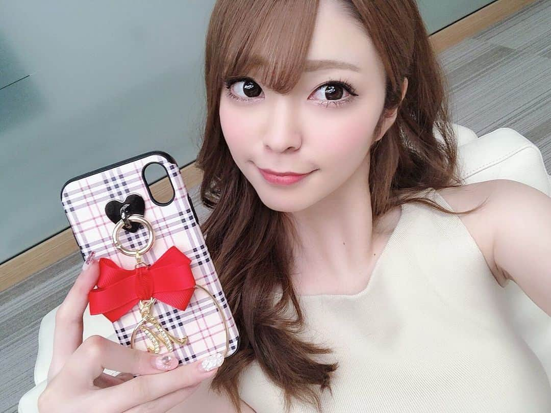 原満莉菜さんのインスタグラム写真 - (原満莉菜Instagram)「可愛いiPhoneケース頂きました🎀❤︎ ． 自分のイニシャル「M」のチャームが付いていて、秋にぴったりの柄☺️🍁 ． ．  SUMMER SALE開催中！ MAX20%OFF！  7/20 19:00〜7/28  23:59 まで！ @alamain2018 プロフィールのURLからご覧になれます☺️ ． ．  #alamain #iPhoneケース #iPhonecase #ハンドメイド #ハンドメイド作品 #ハンドメイド作家 #ハンドメイド雑貨#プチプラ#韓国ファッション」7月20日 20時36分 - marina_serizawa