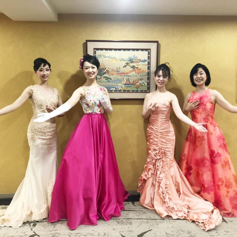 花城アリアさんのインスタグラム写真 - (花城アリアInstagram)「滋賀大学OB会 陵水会様にて ミニコンサートをさせて頂きました♬✨ 今年で３度目の出演させて頂き ピアノ 鈴木 愛子さん バイオリン eRika さん フルート 中里 美沙さんと 音楽も心も打ち解けてきて 笑 控え室から本番まで楽しくご一緒させて頂きました♬✨😊 皆さんそれぞれに演奏活動をされていて またパワーアップされていましたし 音楽に真摯に勉強をされて来られているので すごく心地よく歌わせて頂いたり、 演奏を聴かせて頂きました♬✨ ✨ 陵水会の皆様も 真剣にあたたかい眼差しで聴いてくださり 嬉しいご感想も沢山頂いて感謝申し上げます！✨ 本当にありがとうございました😊🌸」7月20日 20時36分 - aria.kajo