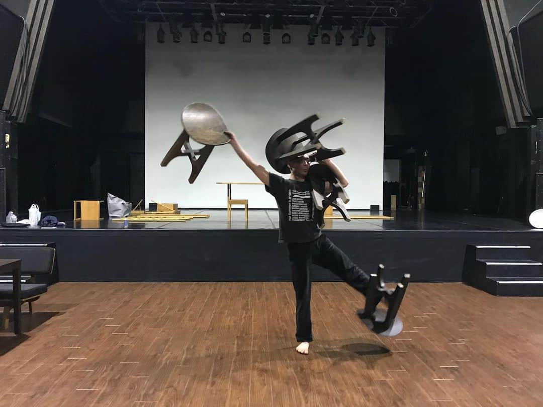 のインスタグラム：「【 家具と身体とコンタクト with graf 】﻿ ﻿ ＜モノクロームサーカスプログラム＞﻿ grafのオリジナル家具「Narrative」、「TROPE」とコンタクト・インプロヴィゼーション(CI)のスキルを使って小作品を作ります。﻿ 2日間のWS終了後、明日公開ショーイングがあります。どなたでもご入場いただけますのでぜひご参加ください。﻿ ﻿ 公開ショーイング﻿ 日時：7月21日（日）19：00～﻿ 参加費：500円（１ドリンク付）﻿ ﻿ 場所：神戸市長田区久保町6-1-1 アスタくにづか4番館4階　﻿ 【問合せ先】﻿ NPO法人DANCE BOX / ArtTheater dB KOBE﻿ ﻿TEL：078-646-7044﻿ ﻿ https://danceryugaku.wixsite.com/danceartistview2019/4﻿  #graf #ワークショップ #モノクロームサーカス #ショーイング #家具 #furniture #公開 #神戸市長田区 #神戸市 #graf_furniture」