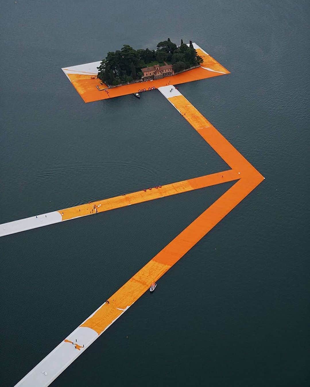 AnOther Magazineさんのインスタグラム写真 - (AnOther MagazineInstagram)「When Christo and Jeanne-Claude wrapped up floating piers in Lake Iseo, Italy 🧡⁠⠀ ⁠⠀ @jacquemus drew inspiration from the land art duo for their recent show, which saw a commanding bright pink runway amongst endless fields of lavender in scenic Provence. Tap the link in our bio to read our 2018 interview with Christo✨⁠⠀ ⁠⠀ 📸 is The Floating Piers, Lake Iseo, Italy, 2014-16. RG @jacquemus ⁠」7月20日 20時44分 - anothermagazine