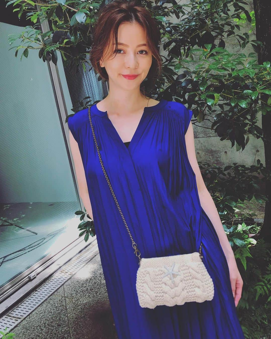 香里奈さんのインスタグラム写真 - (香里奈Instagram)「📚 GINGER Magazine 📚 ✨August issue ✨  They are making bags by their great skills for selling.  It became my favorite bag !! Thank you for your kindness👜✨ ただ今発売中のGINGER 8月号の香里奈 連載で、 @beyondthereef_official  におじゃまさせていただきました。  ここでは おばあちゃん世代の皆様が、各自のスキルを活かし、今時な素敵なbagを真剣に作り、販売し、 コミュニケーションの場にもなっています。  また、 皆さんは、下の名前やニックネームで呼び合う事を心がけていて、そうする事でより、 また一個人として社会と繋がっている事を実感し、楽しみながら作業する事ができている と仰っていました。  とても素敵な活動だなと思ったし、 私のおばあちゃんも手先が器用で手芸が得意だったので、生前にもしこのような場所が近くにあったらよかったなぁと思いました。 私にも優しく、楽しみながら編み方を教えてくれて、とても楽しかったです！！ ありがとうございました！！ #香里奈 #karina #GINGER #model #magazine #bag #greatskills  #おばあちゃん #社会との繋がり #大事 #beyondtheleaf」7月20日 20時44分 - karina_official_221