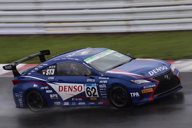 のインスタグラム：「予選はST-3クラス5位でした。  24時間の大クラッシュから今日に間に合わせてくれた全てのスタッフ、関係者に感謝です。  予選の走りは。。。 ドライバー側でももっと詰められたはず。  明日は5時間のレース  今回、チームに合流してくれた平川選手が走ったウェットコンディションでの予選はトップタイム！ 明日はどんな天候になるか全く読めませんが、チーム全員で優勝目指します！  #lebeaussetmotorsports  #嵯峨宏紀  #平川亮 #小河諒 #山下健太」