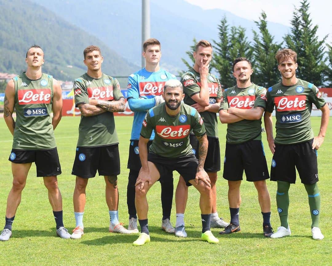 アルカディウシュ・ミリクのインスタグラム：「Quando vuoi fare una bella posa ma non ti riesce 😂😂😂 When you want make a good pose for photo, but You fail 😂😂😂 Kiedy chcesz zrobić dobra pozę ale ci nie wychodzi 😂😂😂 #training #teamwork #team」