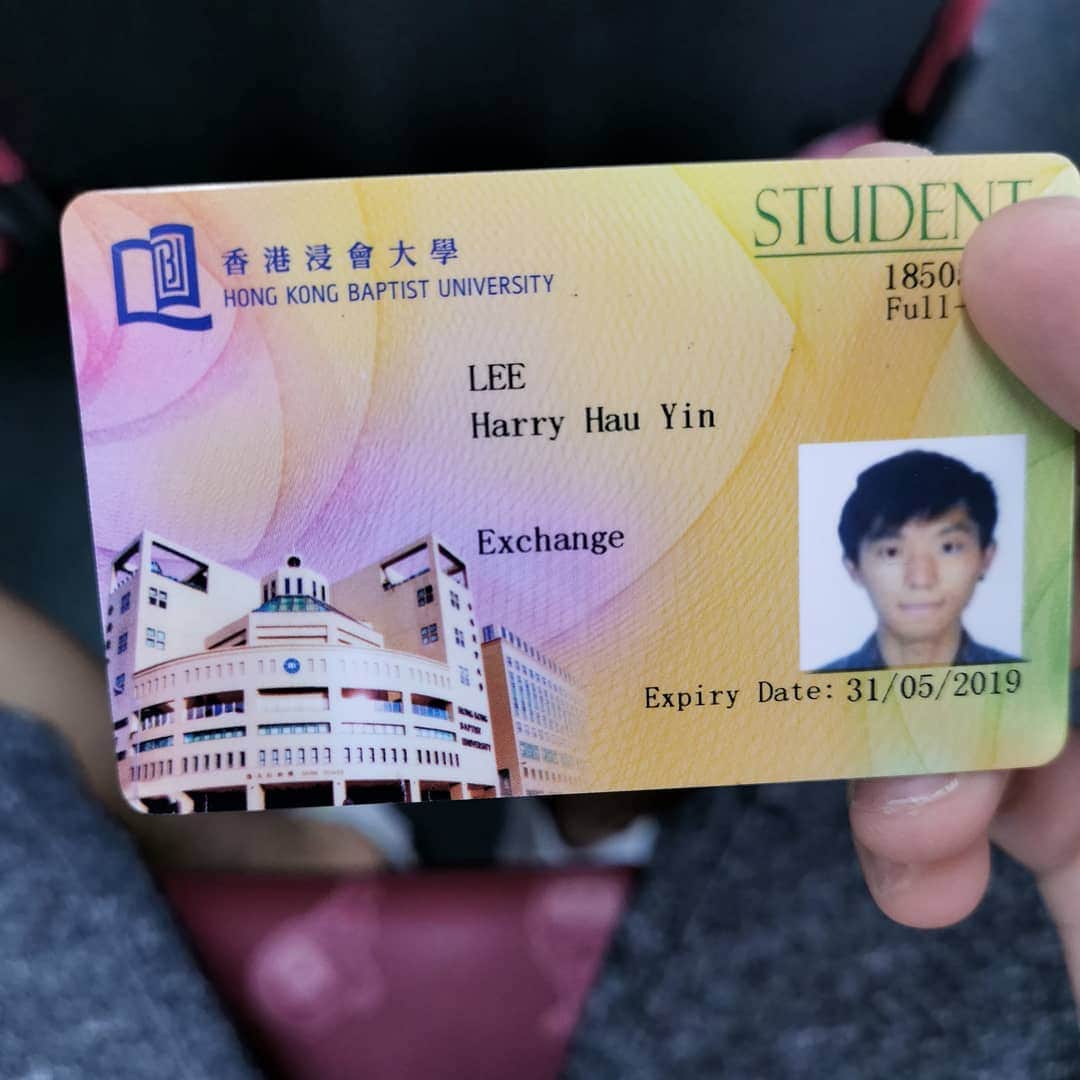 李厚賢のインスタグラム：「回港交流總結  當同學們紛紛討論Exchange program選擇去哪作交換生，例如到歐美等等的國外開拓視野，但我作出了一個頗震驚的決擇，那就是香港。一個土生土長香港人到澳門讀學士學位然後回港作交換生，我身邊朋友聽到都覺得非常可笑，當然包括我自己在內，也覺得這種狂想只能在大學生活的時期實現。分享一段小插曲，剛到浸大註冊處時他們未知我是香港人，問我為何交換生不申請住宿舍，我以非常地道的廣東話答：“唔住hall啦我屋企就係隔離，翻屋企好過” 他們的驚訝表情我給滿分，實在令我十分回味！又要求我遞交身份證明文件，場內的外國學生都交護照，我交了香港身份證，這些趣事真的很難忘！ 兩大回港交流原因：教練實習、對國外文化嚮往的程度。  首先，我從2010年到現今代表香港出戰已經累積了許多經驗和心得，再加上近年來花滑的成績進步並擠進了體院精英資助項目，我希望未來的花滑界可以青出於藍，教出一輩比一輩好的運動員。冰場同時亦給予實習機會，使我可以一展所長。對我來說，投身教練實習是一個難得的轉捩點。  其次，多年來我亦到過不少國外地方比賽，比同期學生更早踏入”Exchange program”見識世界，每次比賽後亦會留下一兩天時間到處尋覓文化差異，有些比較偏門地方只會透過比賽的契機才會去，例如美國的科羅拉多或者克羅地亞的薩格勒布，說成小型環遊世界也不為過。考進大學之前已經休學了兩至三年，亦見識過世界，如其在Exchange program選擇出國交流，倒不如回港實踐理想。 可想而知，我回港重點不在於交流和GPA(不高可是也不算太低哈哈)，而是教冰實習和修讀體院的教練課程。  前者比我想像的困難，難度不在於如何將知識傳承給學生，反而是時間管理和教練的原則。我認為教練主要價值是於課堂和比賽上教好每個學生，別無其他，而且心機與時間之間並無直接關係。換句話說，身為大學準畢業生同時教冰難免會有時間衝突，但亦不等於我沒有投放心機培養學生。(*致家長的話，即使教學時間有限，我對冰的熱誠並沒減少。) 體院的教練課程是＂運動教練理論基礎證書＂ＱＦ２，由香港教練培訓委員會主辦。運動心理學、解剖學、運動管理、生理調節等等課題都是與體育發展有很大的連繫，如何學以致用一向是課程中最大的難題。我認為人只有不斷進修才不會令自己貶值，而教練的價值往往在學生身上體現出來。  #hksu #hksi #香港浸會大學 #澳門大學 #香港體育學院」