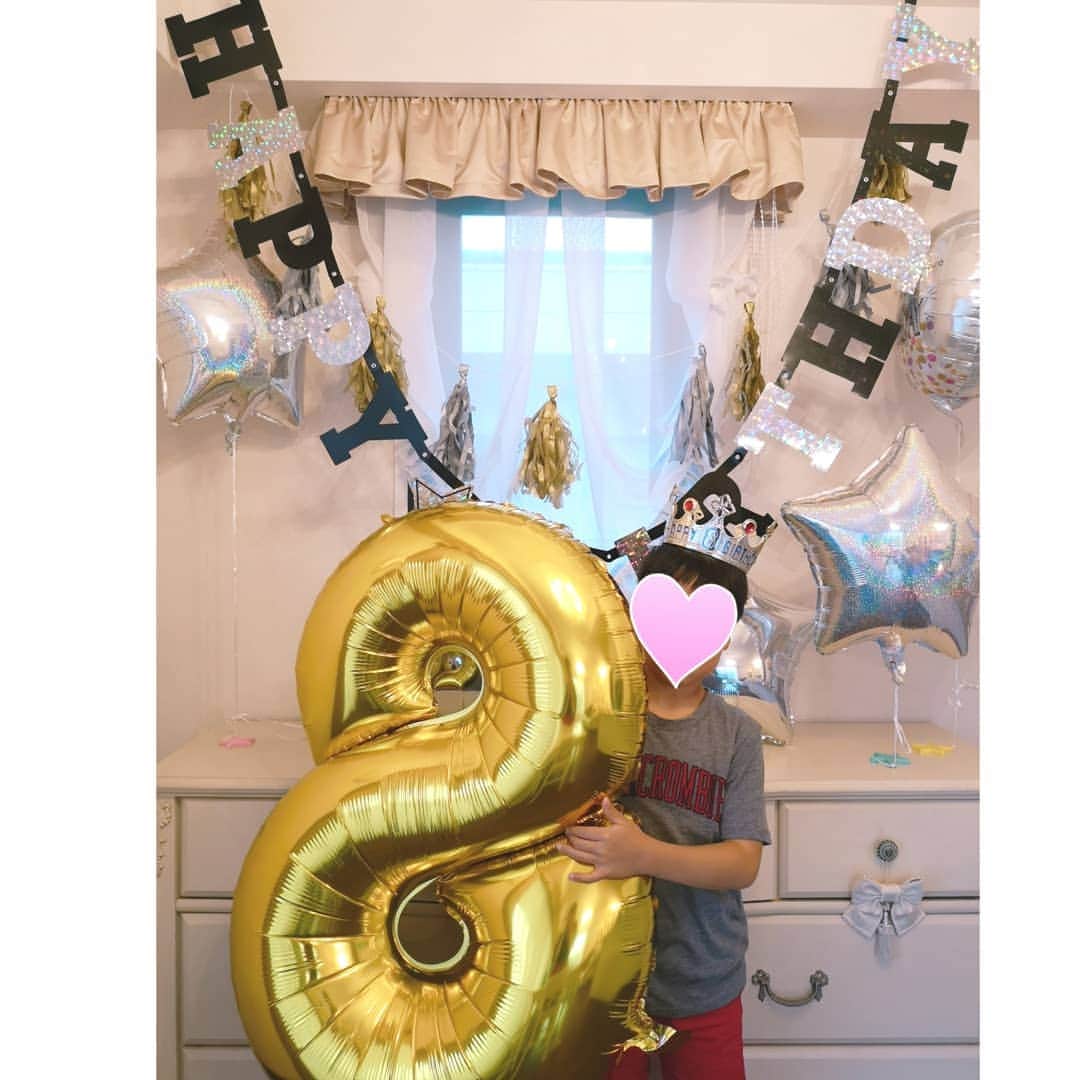 中島彩さんのインスタグラム写真 - (中島彩Instagram)「長男8歳のバースデー❤️ 家族でお祝いしました🎂💕 小さかった小さかった息子がもう8歳... 優しくてあたたかくて、好奇心旺盛で頼りになる息子✨ どんなときだって見守っているからね、どんなときもずっとずっと味方だよ❤️と 伝えて息子が好きなギューをたくさんしました❤️ ケーキは長男のおっきなプリン食べたいのリクエストで、@macaron_de_okiyo さんにオーダー❤️ バースデーディナーリクエストはまさかのなめこの味噌汁、炊きたての白いごはん、オクラのせ豆腐...渋好みすぎる... あまりにも映えない普段の食事をリクエストされました😝それもまた長男らしい❤️ #誕生日　#誕生日ケーキ #誕生日ごはん  #長男　#8歳　#おっきなプリン　#男の子ママ」7月20日 20時54分 - aya.n.aya