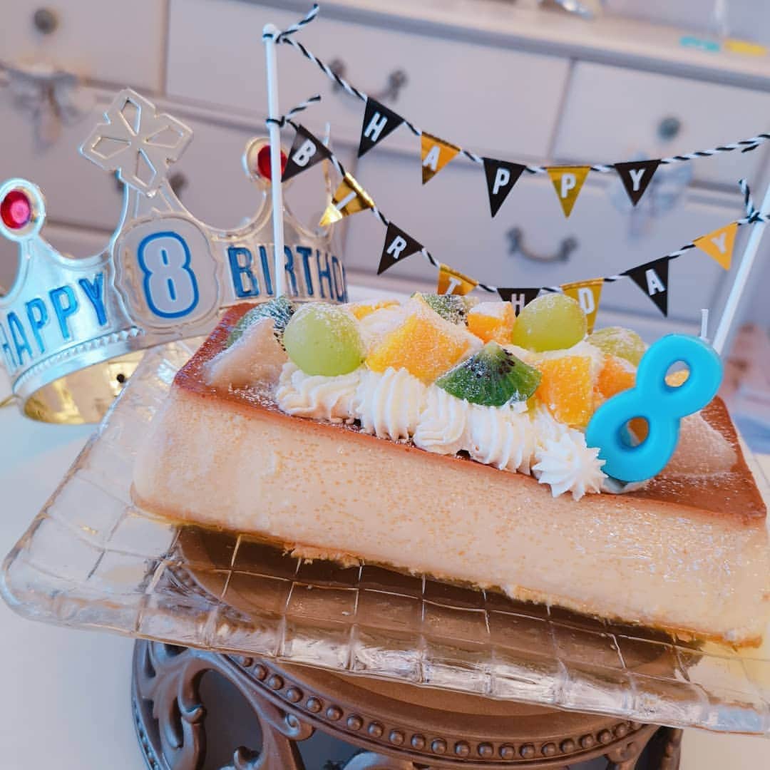 のインスタグラム：「長男8歳のバースデー❤️ 家族でお祝いしました🎂💕 小さかった小さかった息子がもう8歳... 優しくてあたたかくて、好奇心旺盛で頼りになる息子✨ どんなときだって見守っているからね、どんなときもずっとずっと味方だよ❤️と 伝えて息子が好きなギューをたくさんしました❤️ ケーキは長男のおっきなプリン食べたいのリクエストで、@macaron_de_okiyo さんにオーダー❤️ バースデーディナーリクエストはまさかのなめこの味噌汁、炊きたての白いごはん、オクラのせ豆腐...渋好みすぎる... あまりにも映えない普段の食事をリクエストされました😝それもまた長男らしい❤️ #誕生日　#誕生日ケーキ #誕生日ごはん  #長男　#8歳　#おっきなプリン　#男の子ママ」