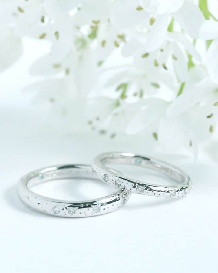 ith / イズ オーダメイド結婚指輪さんのインスタグラム写真 - (ith / イズ オーダメイド結婚指輪Instagram)「星を浮かべたような ランダムなダイヤが、 気取らない雰囲気の結婚指輪です。 . ナチュラルでありつつ、 プラチナの艶やかなな輝きが フォーマルな表情を見せてくれます。 . . ▽ 指輪について 結婚指輪(女性)：クラシコ Pt900：163,000円〜 . 結婚指輪(男性)：クラシコ Pt900：148,000円〜 . . ithの指輪を  #イズマリッジ とつけて投稿してください🤳✨ 7/31(水)までInstagramキャンペーン開催中🎁🍀 . . #結婚指輪 #婚約指輪 #プロポーズ  #マリッジリング #エンゲージリング  #指輪 #ダイヤモンド #ブライダルジュエリー  #婚約 #プレ花嫁 #ペアリング #指輪選び  #ナチュラルウェディング #指輪探し #結婚指輪探し #ゴールドリング  #オーダーメイドリング #結婚式準備  #ウェディング小物 #2019秋婚  #2019冬婚 #2020春婚 #エレガント  #一生もの  #ナチュラル #セミオーダー #特別感」7月20日 20時55分 - ith_marriage