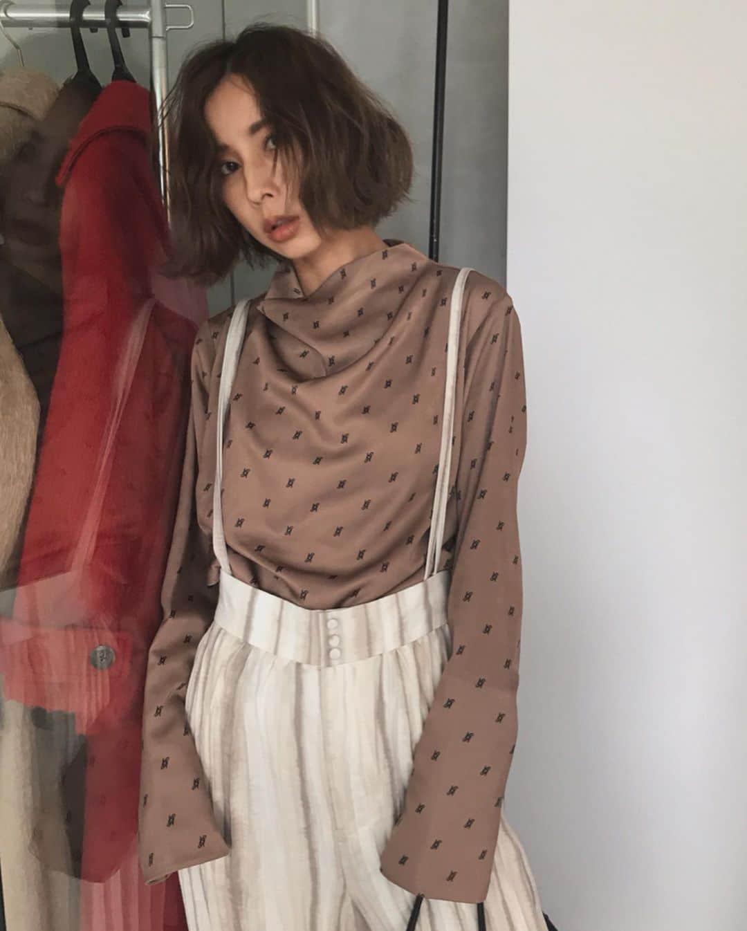 黒石奈央子さんのインスタグラム写真 - (黒石奈央子Instagram)「AMERI UNDRESSED . .  UNDRESSED SUSPENDER WASHER PT ¥15700+tax  UNDRESSED MONOGRAM DRAPE COLLAR BLOUSE ¥12000+tax . 初登場なアメリのモノグラムシャツ❤️サテン生地にプリントした上品なロゴと、首回りのドレープがかなり大人な一枚😘 . 他のカラーを @yukin_1226 がアップしてるよ！ .  先行予約期間  8/1 ~ 5  web & 心斎橋 8/1.2  代官山 8/3 ~ 5  ルミネ  @ameri_shinjuku @amerivintage @ameri_daikanyama @ameri.shinsaibashi #ameri#amerivintage #fashion #coordinate#ootd#outfit#osanposnap #705_outfit #大人ファッション #大人コーディネート #大人スタイル #modestyle #modefashion#modecasual #ameriundressed #undressed」7月20日 20時55分 - blackstone705