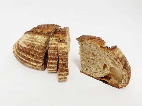 Fashion Headlineさんのインスタグラム写真 - (Fashion HeadlineInstagram)「【今週のパン】 「ブリコラージュブレッド アンド カンパニー(bricolage bread & co.)」 ・ ・ 有名3店がコラボし誕生した、東京・六本木のベーカリーカフェ。 店舗では、パンの販売をはじめ、料理やコーヒーなども提供され、その美味しさからオープン以来話題のお店。  詳しくは @fashionheadlinejpnのサイトよりチェック! ・ ・ #今週のパン #パン #ブリコラージュブレッドアンドカンパニー #bricolagebreadandco #六本木 #食パン #パンオショコラ #伊勢丹 #カフェ #レストラン」7月20日 20時55分 - fashionheadlinejpn