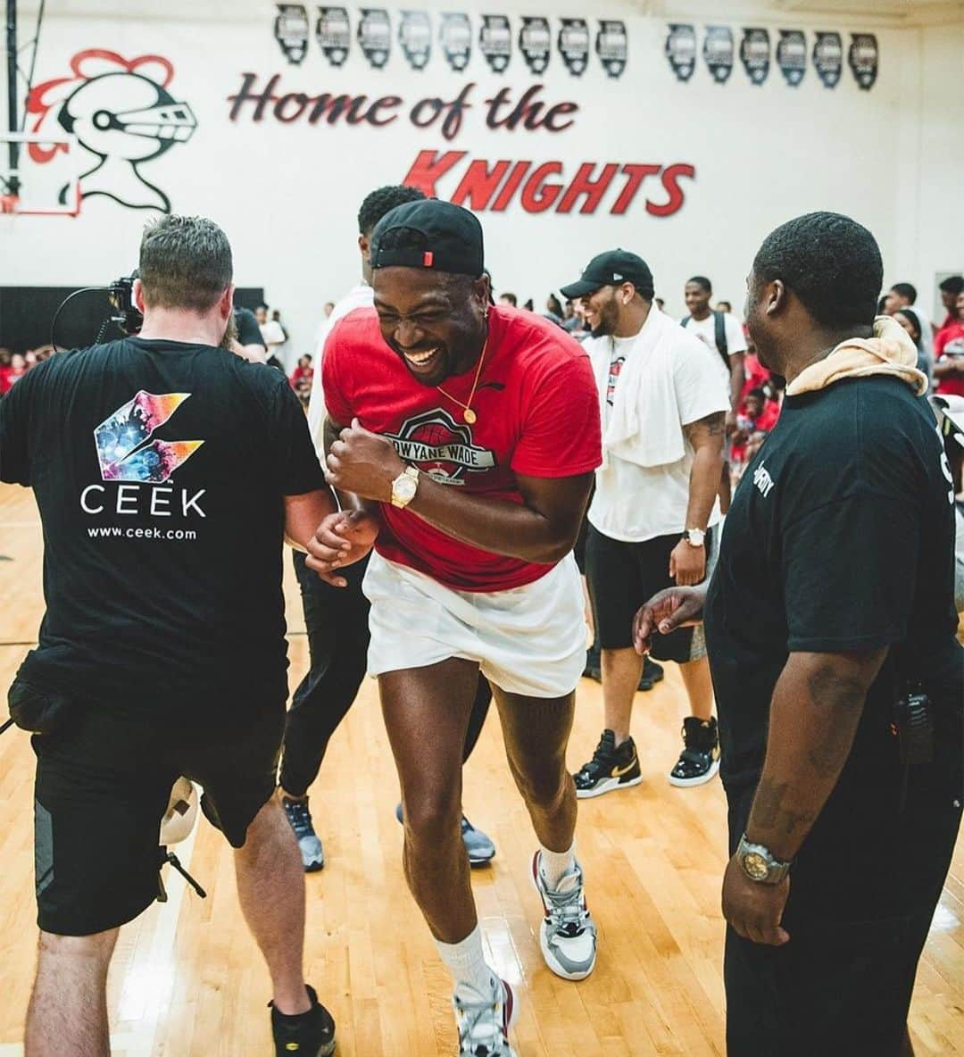 ドウェイン・ウェイドさんのインスタグラム写真 - (ドウェイン・ウェイドInstagram)「Day 2 of my @celebritysportsacademy in Chicago is in the books. Thank you again to all the parents for allowing their kids to join my camp and big thank you to my brother @fiftydeuce for being my special guest!」7月21日 7時43分 - dwyanewade