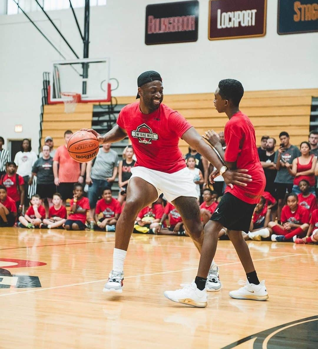 ドウェイン・ウェイドさんのインスタグラム写真 - (ドウェイン・ウェイドInstagram)「Day 2 of my @celebritysportsacademy in Chicago is in the books. Thank you again to all the parents for allowing their kids to join my camp and big thank you to my brother @fiftydeuce for being my special guest!」7月21日 7時43分 - dwyanewade