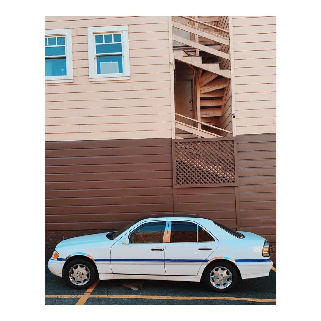 Melissa Santiagoのインスタグラム：「I have questions about the blue stripe ¯\_(ツ)_/¯ . . . . #AutosOfTheMission #mercedesbenz #mercedes」