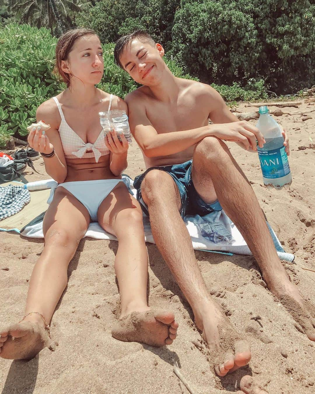 Brooklyn and Baileyさんのインスタグラム写真 - (Brooklyn and BaileyInstagram)「Reasons to be happy: Belly rolls, beaches, and my boy😍」7月21日 7時48分 - brooklynandbailey