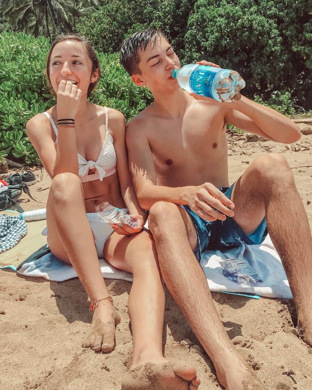 Brooklyn and Baileyさんのインスタグラム写真 - (Brooklyn and BaileyInstagram)「Reasons to be happy: Belly rolls, beaches, and my boy😍」7月21日 7時48分 - brooklynandbailey