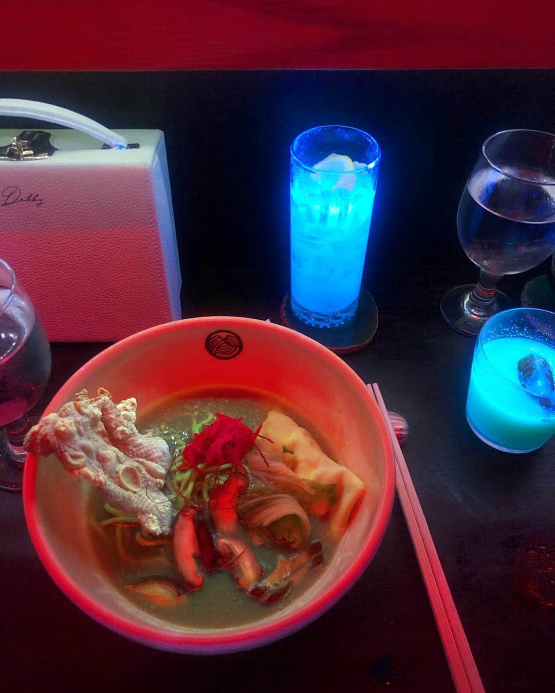 デビー・ライアンのインスタグラム：「left the house on a weekend (uncharacteristic) for this glow in the dark ramen pop-up. there was tradition and lore and lumen matcha pudding in a balloon and everything」