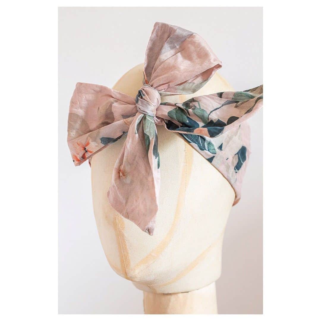 キャベジズ&ローゼズのインスタグラム：「New New New 💖 C&R’s pieces are designed to mix and match in a most heavenly way 😍 Add a floral touch to the Veronica Dress in Candy Stripe Red with the Toulouse Tie in Floral Taffeta. Shop Cabbagesandroses.com for wonderful British fashion #newness #hairaccessory #floralhairaccessories #britishmade #madeinlondon #reddress #mixandmatch #consciousfashion #cabbagesandroses #cabbagesandrosesfashion @christina_strutt @cabbagesandroses_shop 👆Link In Bio👆」
