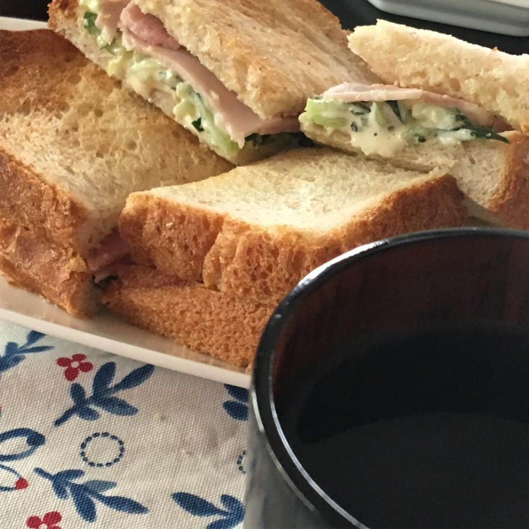 柳家さん生さんのインスタグラム写真 - (柳家さん生Instagram)「7/21朝ご飯だぁ〜富山は定番だけど ハムサラダトースト グレープフルーツを こーしーとともに😊」7月21日 6時40分 - waraiguma1957