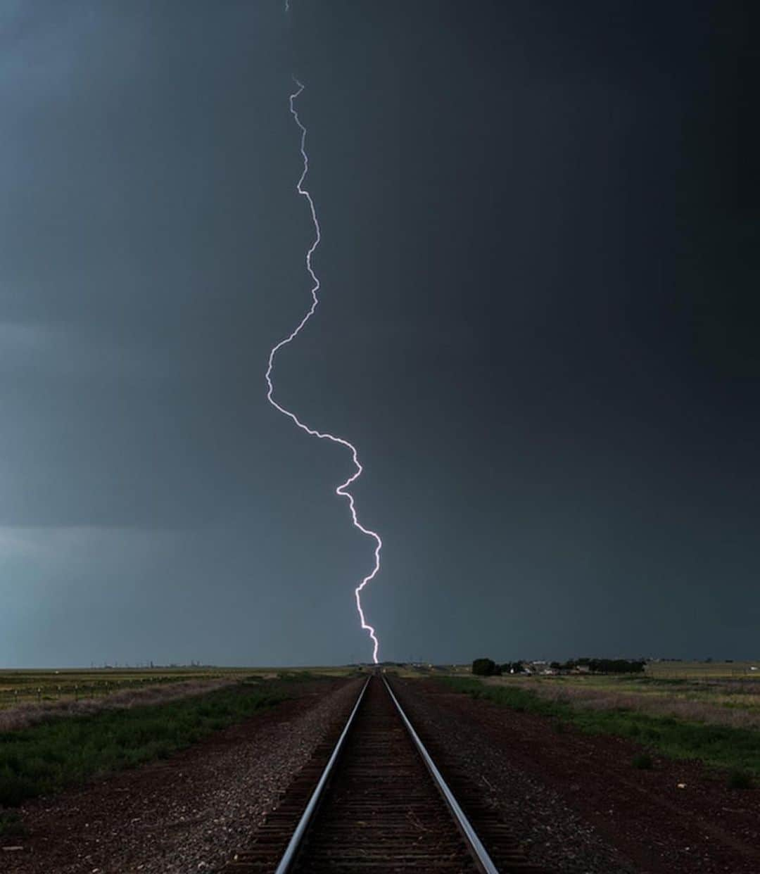 Awesome Wonderful Natureさんのインスタグラム写真 - (Awesome Wonderful NatureInstagram)「Mammatus Lightning Photos by @john_finney_photography  #fantastic_earth」7月21日 6時40分 - fantastic_earth