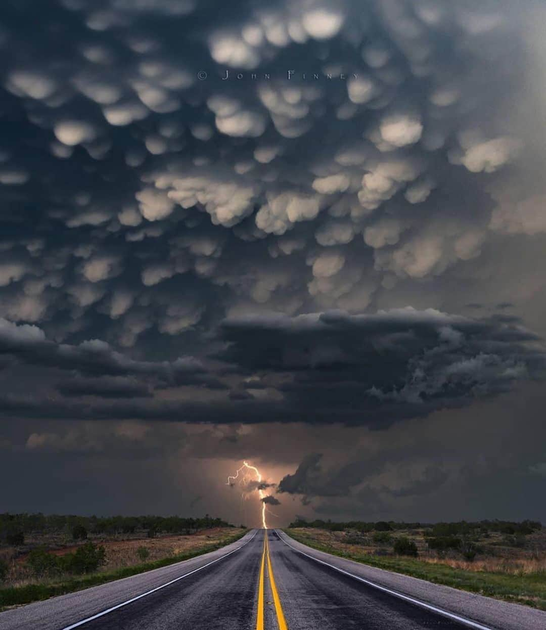 Awesome Wonderful Natureさんのインスタグラム写真 - (Awesome Wonderful NatureInstagram)「Mammatus Lightning Photos by @john_finney_photography  #fantastic_earth」7月21日 6時40分 - fantastic_earth