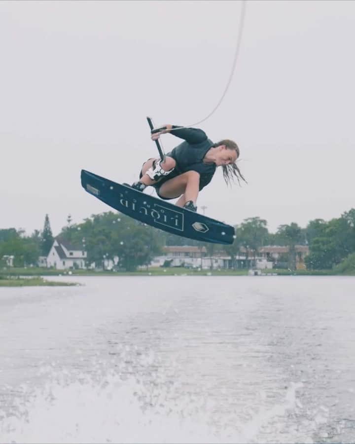 レッドブルのインスタグラム：「@meaganethell is ready to make a splash at Wakefest 💦 🎥: @danielmls #wakefest #wakeboarding #wakeboard #lake #lakelife #redbull #givesyouwings」