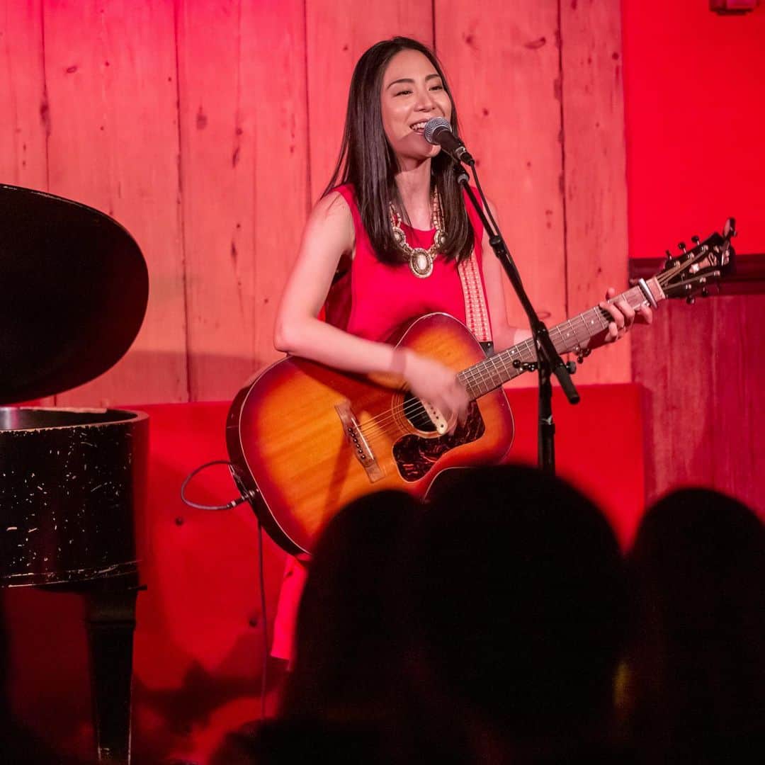 Ka-Naのインスタグラム：「Hi guys! It’s too hot today, isn’t it? It’s also going to be so hot tomorrow... I don’t want to go out lol!  By the way, I had my show last Friday at Rockwood Music Hall Stage 3 in Manhattan! Thank you so much for coming to my show that night. I had a really great time thanks to you guys :D I’m planing to have my next show this fall. I’ll let you know when I decide the detail. I will be so happy to see you guys again ;) I’m going back to Japan from next week for my Tour. If you have any chance to go to Japan this Summer, please come to my show!!! 8/17 Tokyo Shinjuku ReNY 8/18 Nagoya ReNY limited 8/20 Osaka BIGCAT  Here is the details.  http://ka-na.us/ja/%e3%80%8chappiness-tour-2019-%e5%a4%8f-%e5%85%83%e5%b9%b4%e5%a7%8b%e5%8b%95%ef%bc%81girls-trio-%e3%80%8d/  Anyway, I’m looking forward to seeing you all soon :) Have a great Summer!!! 先週の金曜日は、Rockwood でライブでした！ 今回はピアノのPatと初のデュオ、とーっても楽しかったです(≧∀≦)/ MCもいっぱいしゃべって、予想外のアンコールもあって、最高の夜でしたー♪ 来てくださったみなさん、どうもありがとうございました！！！ 次のNYライブは秋を予定していますので、また詳細決めたらご報告しまーす( ´ ▽ ` )ﾉ 次はトリオでやりたいなー♪なんて思っているので、実現出来るように頑張りまーす！ その前に、来週からしばらく日本へ一時帰国してきます。 Happiness Japan Tourも今からめちゃめちゃ楽しみやー(≧∀≦)/ 今回はギター、ベース、パーカッションスタイルの初ガールズトリオ！！！ 女子三声コーラスバリバリの今までにない感じでお届けしたいと思っていますので、みんなゼーッタイ遊びに来てやー！！！ 東京、名古屋、大阪でお待ちしてまーす♪ (All Photos by Shintaro Ueyama)  #ka-na#kanauemura#singersongwriter#guitar#happiness#newalbum#nyc#manhattan#japantour#rockwoodmusichallstage3#新宿reny#名古屋renylimited#bigcat#植村花菜」