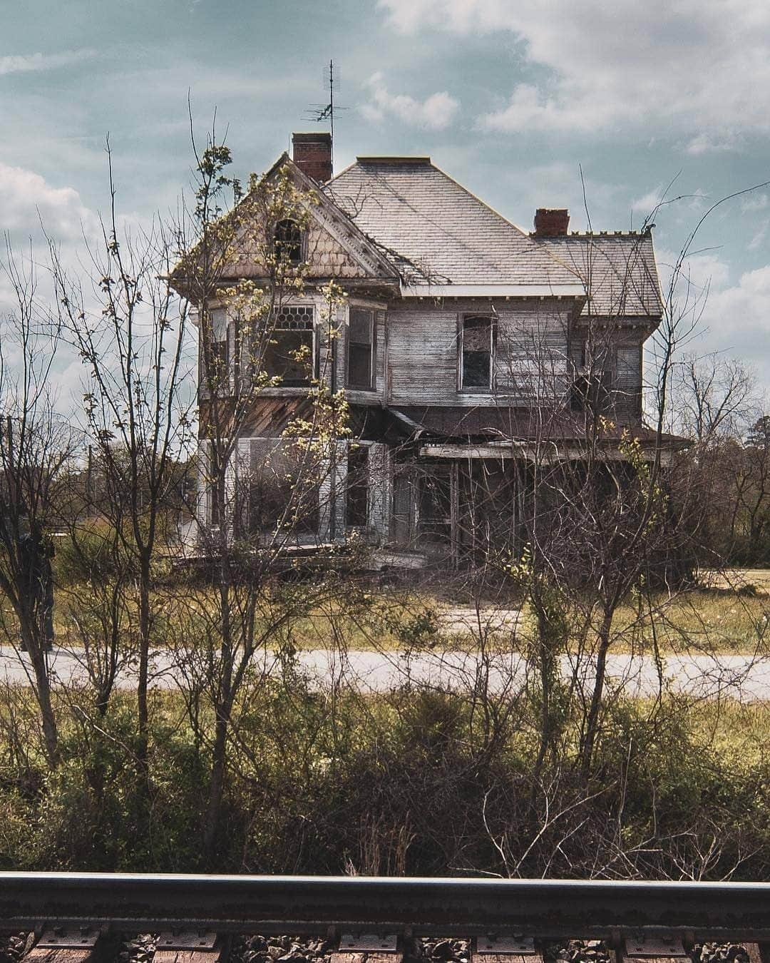 Abandoned Placesさんのインスタグラム写真 - (Abandoned PlacesInstagram)「Abandoned house in West Virginia. Photography by @j.meade.images . . . . . . #itsabandoned #decay #ruins #explore #urbex #UrbanExploring #history #adventure #abandonedplaces #photography #abandonedphotography #WestVirginia #forgotten #abandoned #allabandoned #gramslayers #artofvisuals #AOV #MoodyGrams #illgrammers #HeaterCentral #createcommune #AGameofTones #create #abandonednature #abandonedWestVirginia #urbexphotography #urbandecay #exploreeverywhere #photography」7月21日 7時00分 - itsabandoned