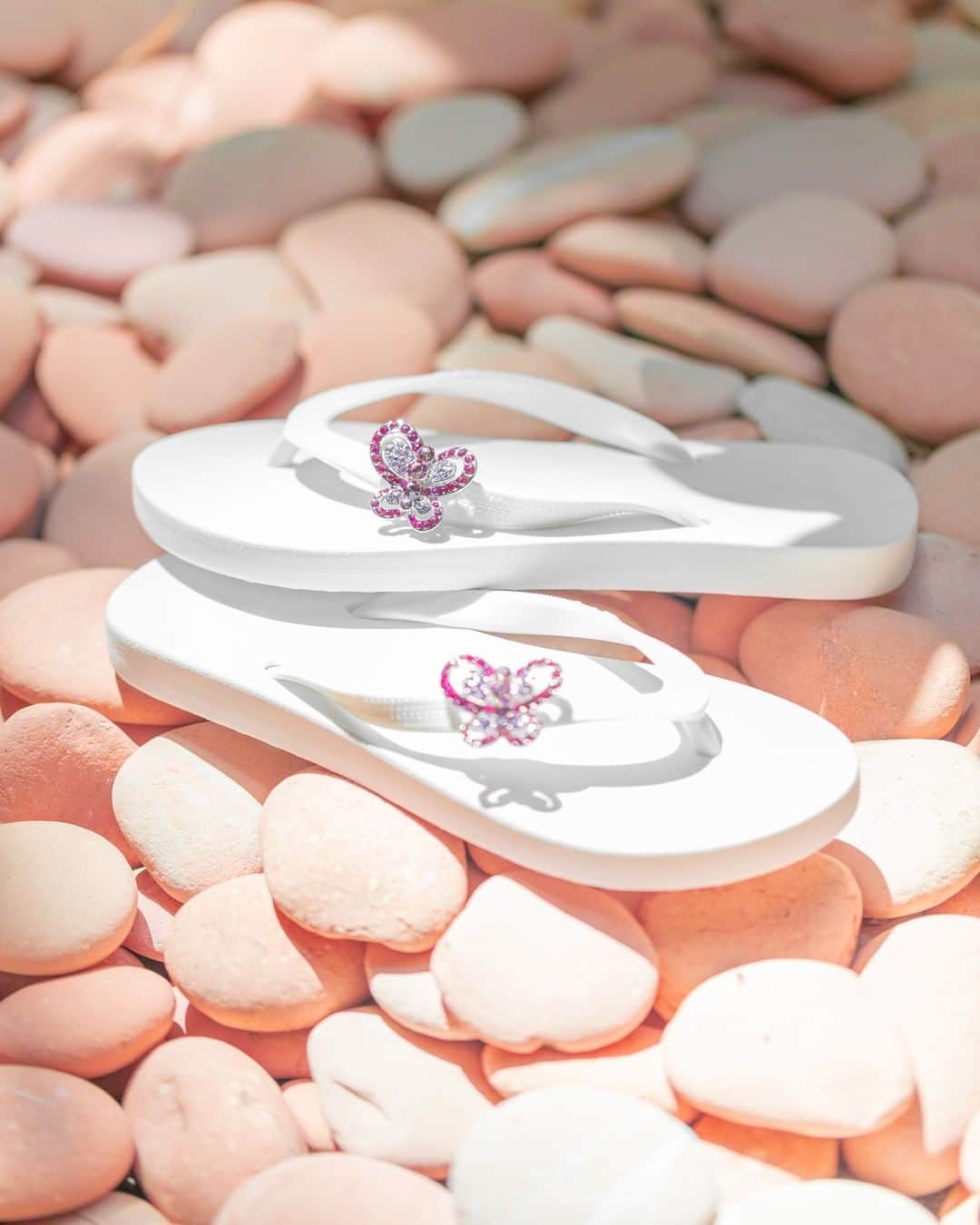 Popits Hawaiiさんのインスタグラム写真 - (Popits HawaiiInstagram)「Flat White sandal x Butterfly Fuchsia Silver charms🦋⁠ ⁠ ⁠ #popitshawaii #ポピッツ #sandals #charms #alohastate #luckywelivehawaii #waikiki #footwear #thong #happyfeet #flipflops #slippers #ハワイ #ハワイ旅行 #ハワイ好き #ハワイ大好き #ハワイ好きな人と繋がりたい #ビーチサンダル #フラ #フラダンス #占い #butterfly #white #808」7月21日 7時00分 - popitshawaii