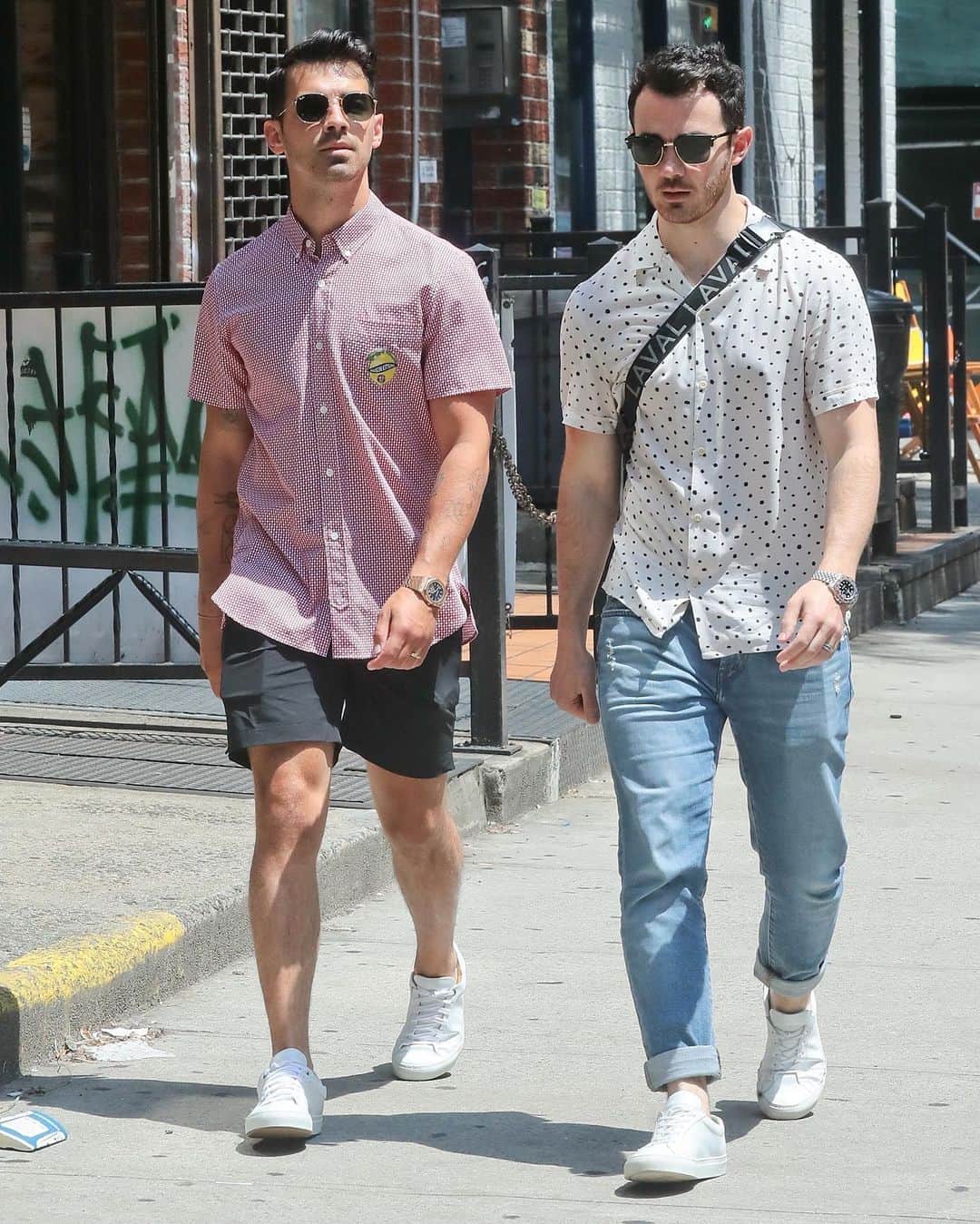 Just Jaredさんのインスタグラム写真 - (Just JaredInstagram)「Hopefully @joejonas and @kevinjonas aren’t “burnin up” in this New York City heatwave! The guys were spotted strolling around town on Saturday afternoon. #JoeJonas #KevinJonas Photo: Backgrid」7月21日 7時18分 - justjared