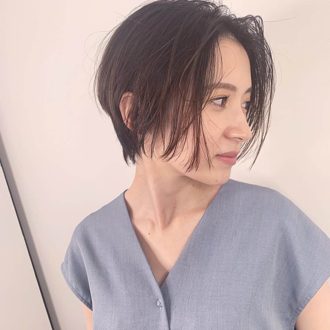 のインスタグラム：「ジムからのスタート  おはようございます☀  似合わせ 顔に合わせる ファッションに合わせる 髪質に合わせると 骨格に合わせる など の観点からあなたに似合う を提案いたします #ハイライト #アッシュカラー #梅田美容室 #梅田美容院 #ヘア#梅田ヘアスタイル #髪型 #ヘアセット #ヘアメイク #キラ水 #グラデーション #ホリスティックカラー #ヘアアレンジ #アレンジ #就活 #美容学生 #美容専門学校#gu #snidel #梅田美容師 #モデル #サロンモデル #サロモ #ヘアカタ #ショートヘア#ショート #aujua --------------------------------------. 梅田と東京出店を計画中 スタッフ募集中メッセージくださいね★ AVANCE.CROSStuin梅田茶屋町 TEL06-6377-7211 AVANCE.CROSSmel c西梅田 TEL06-6348-2050 gif.hair TEL06-6377-7277 AVANCE.京橋 TEL06-6356-1555」